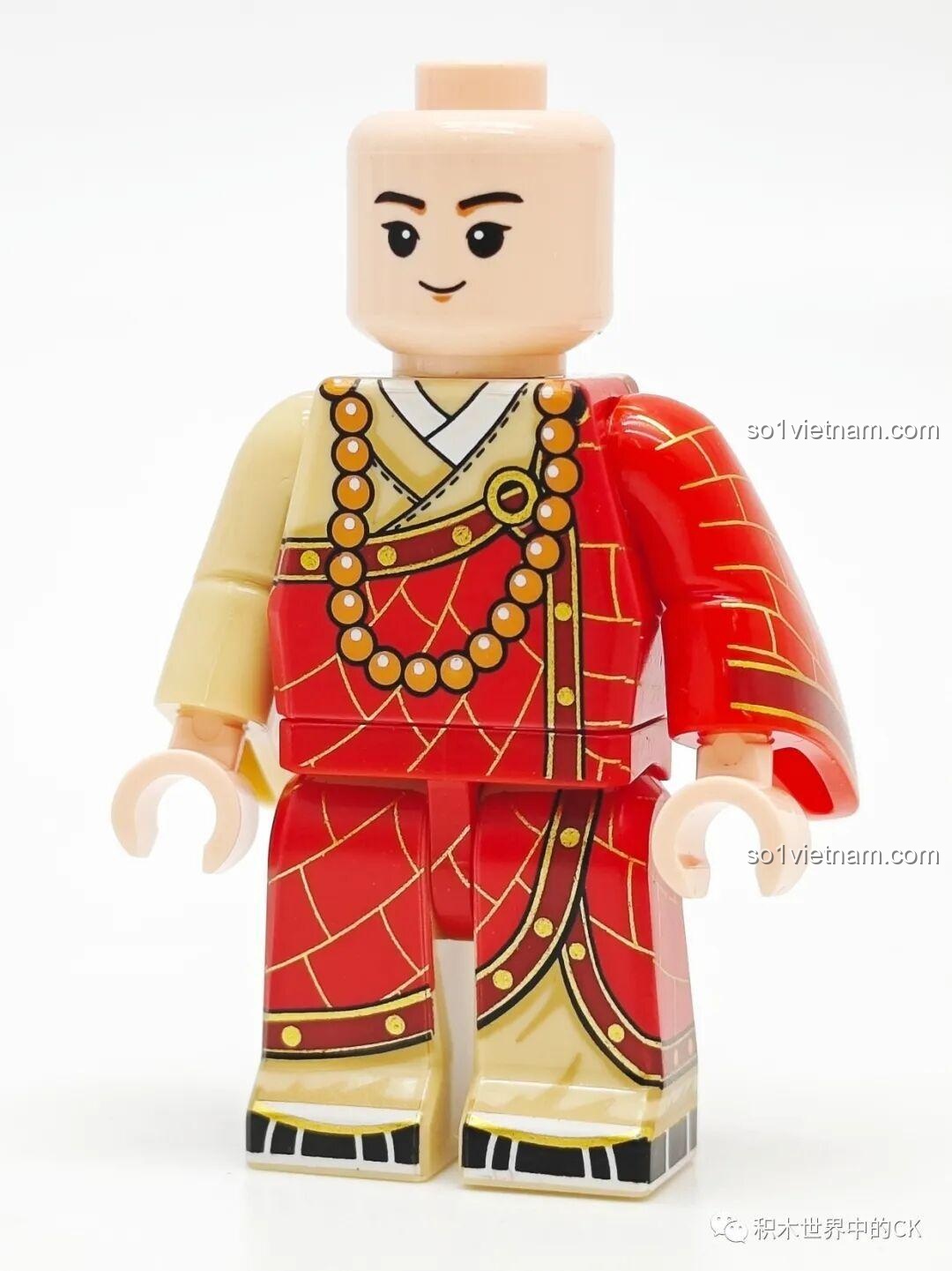 Minifigure Đường Tăng với áo cà sa đỏ và vàng, gương mặt hiền từ, một phần của bộ lắp ghép Thầy trò Đường Tăng gặp gỡ.