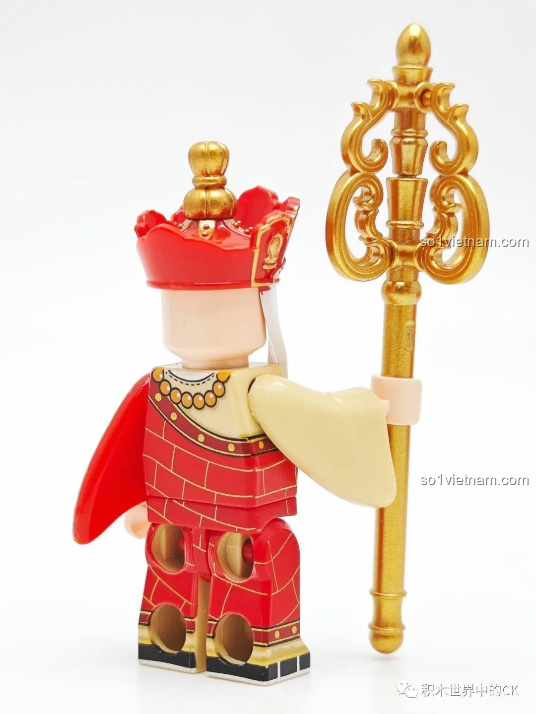 Góc nhìn từ phía sau của minifigure Đường Tăng hoàn chỉnh, đồ chơi lắp ráp cho bé trai 6 tuổi.