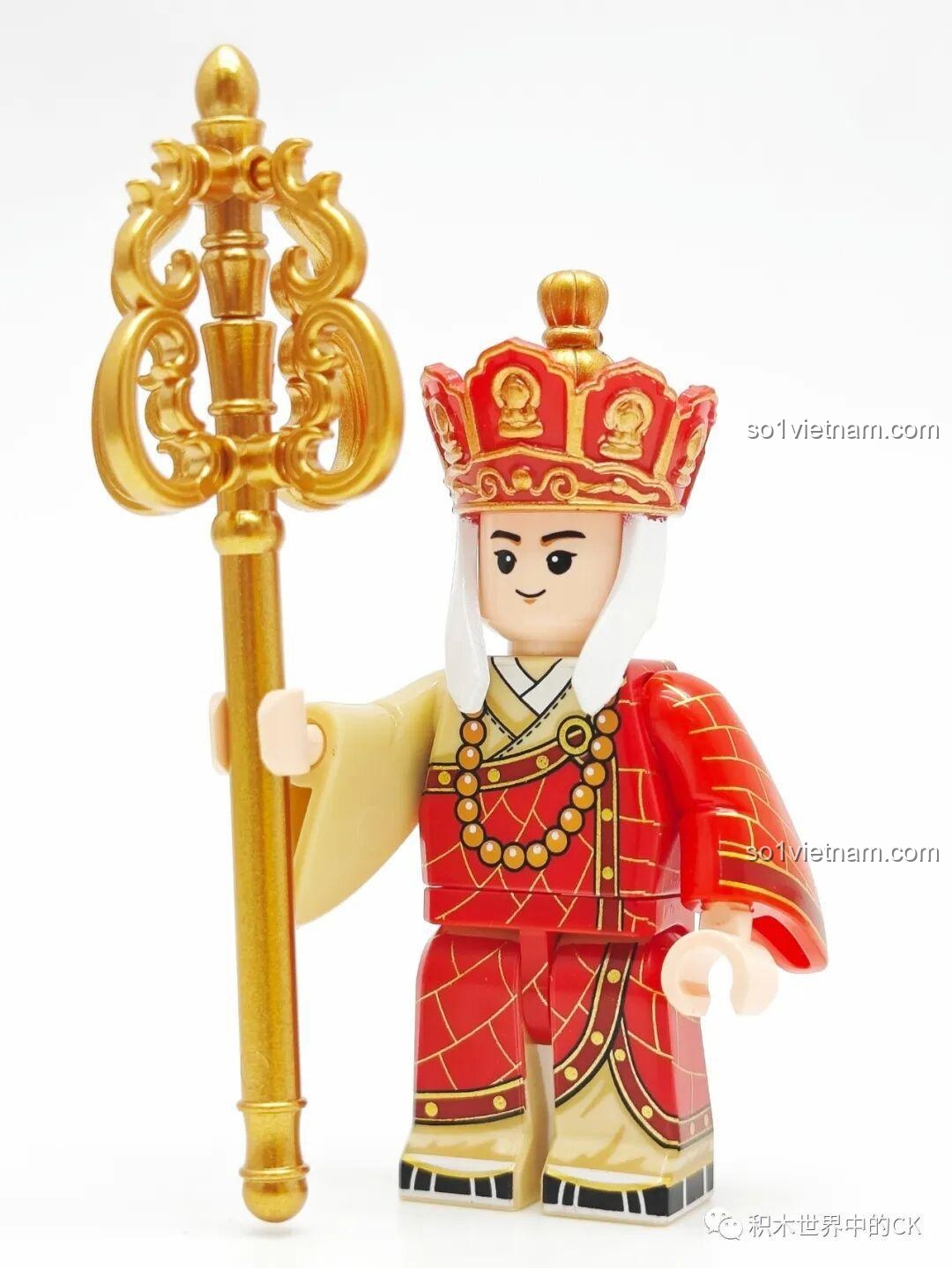Minifigure Đường Tăng hoàn chỉnh với mũ Tỳ Lư và tích trượng vàng, từ bộ đồ chơi Chaoqiqu CQQ10014.