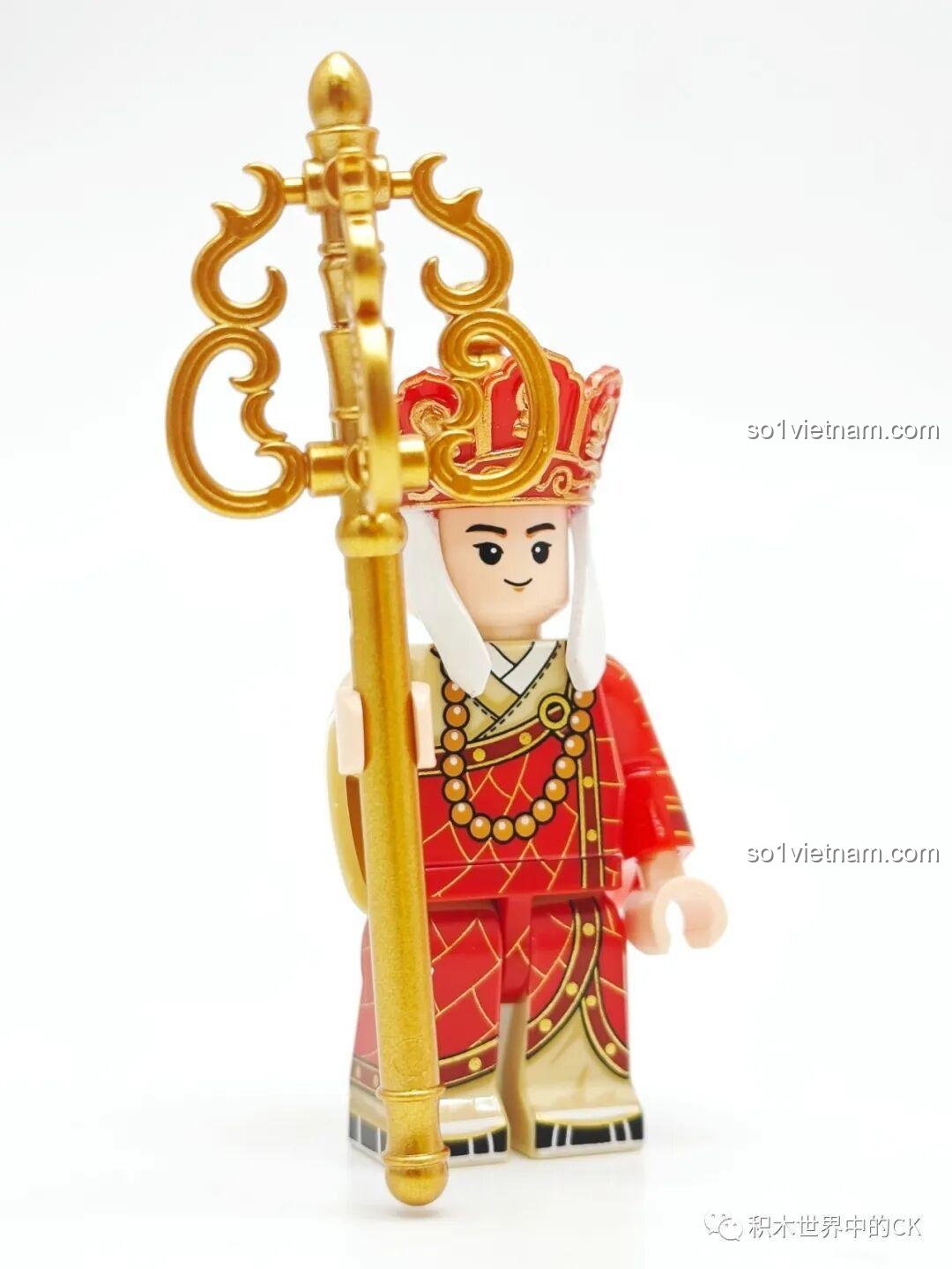 Góc nhìn chéo của minifigure Đường Tăng, làm nổi bật cây tích trượng vàng được điêu khắc tinh xảo.