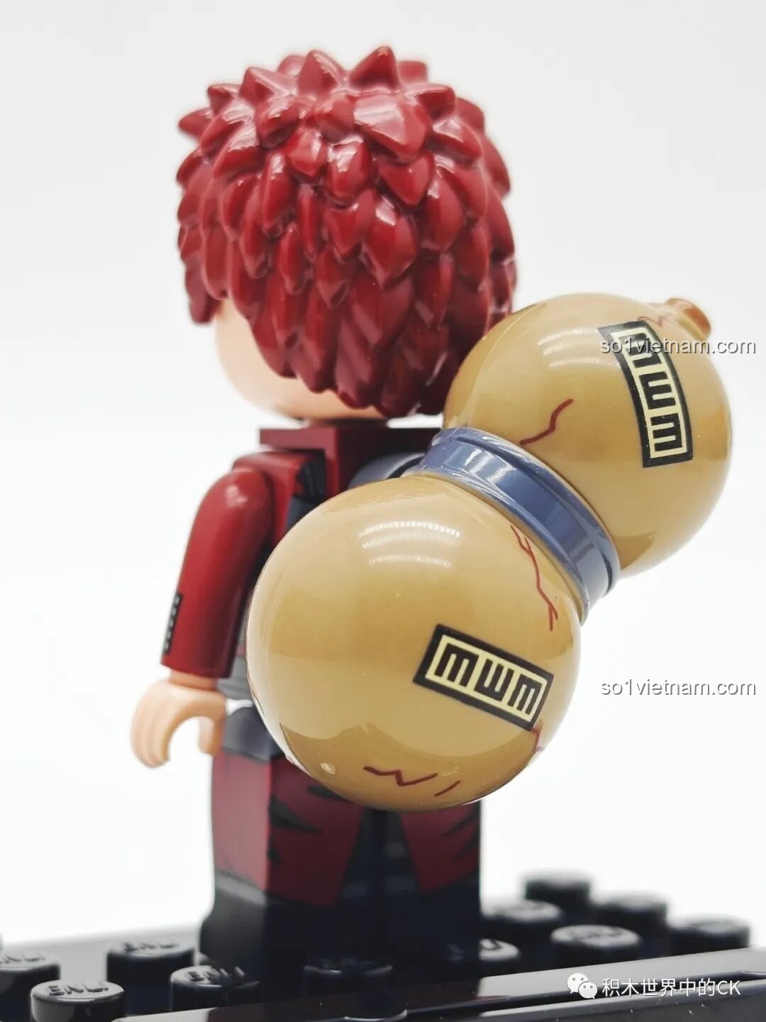 Mặt sau của minifigure Gaara, cận cảnh chi tiết hồ lô cát lớn đeo sau lưng, từ bộ Qman 79001.