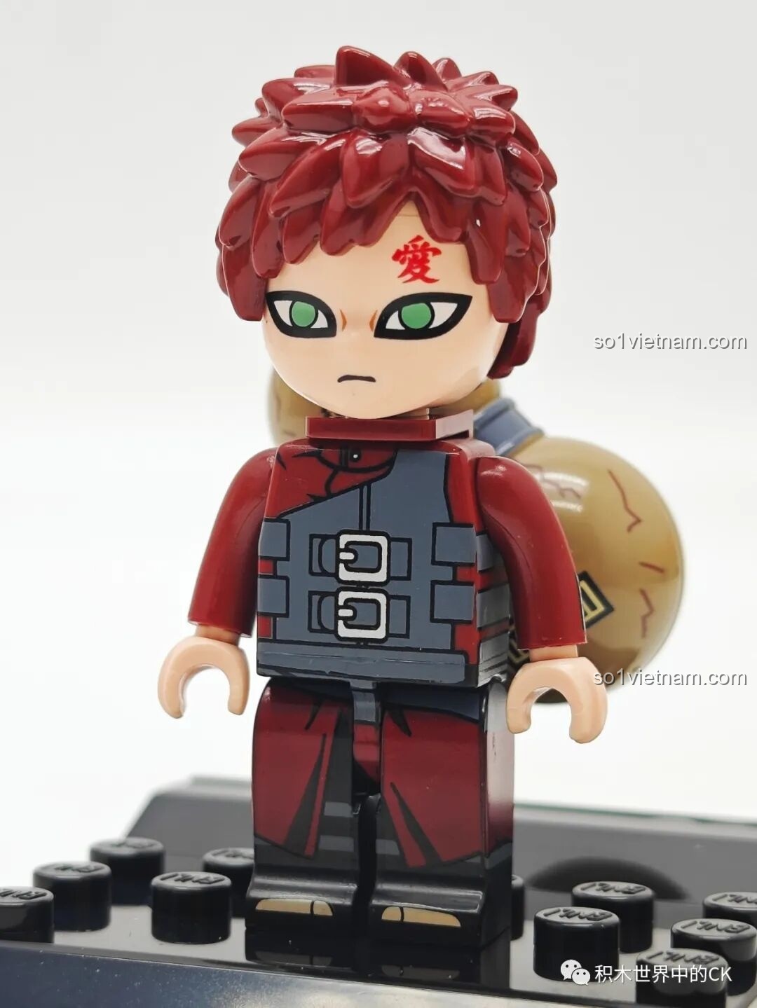 Minifigure Gaara hoàn chỉnh nhìn từ phía trước, với chữ Ái trên trán và trang phục đỏ, thuộc bộ Qman 79001.