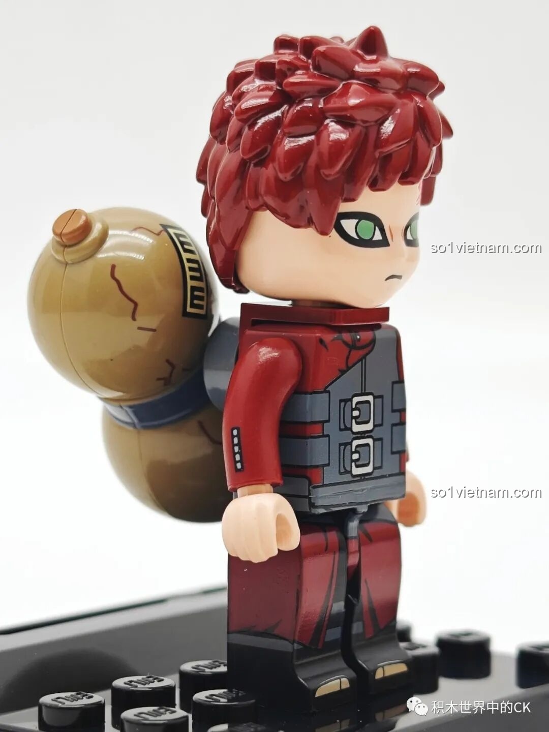 Góc nhìn nghiêng của minifigure Gaara, cho thấy hồ lô cát và mái tóc đỏ đặc trưng, sản phẩm của Qman 79001.