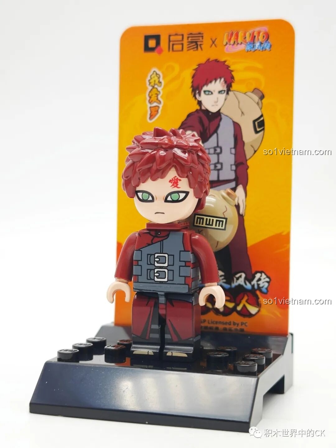 Minifigure Gaara đứng trên đế trưng bày cùng thẻ bài, một phần của bộ sưu tập nhân vật Naruto Qman đáng tiền.