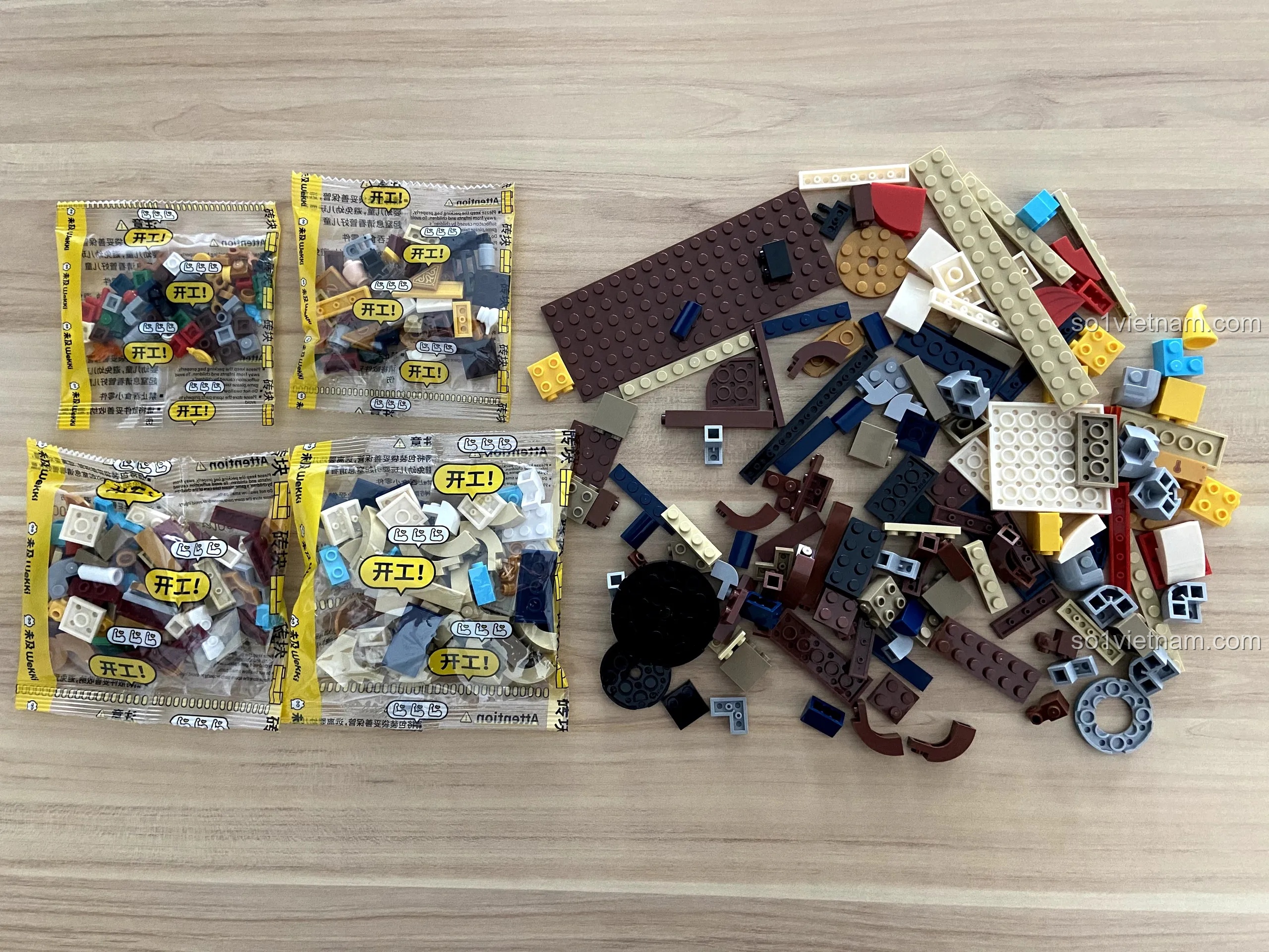 Minifigure ông Geppetto cầm cọ vẽ và cô Tiên xanh cầm đũa phép của bộ Wekki 506186 Pinocchio.