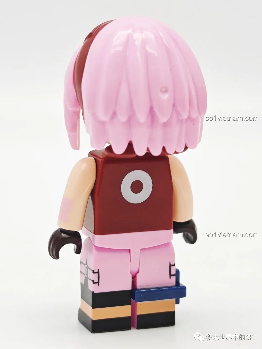 Mặt sau của minifigure Haruno Sakura, có biểu tượng vòng tròn trắng trên lưng áo, từ bộ Qman 79001.