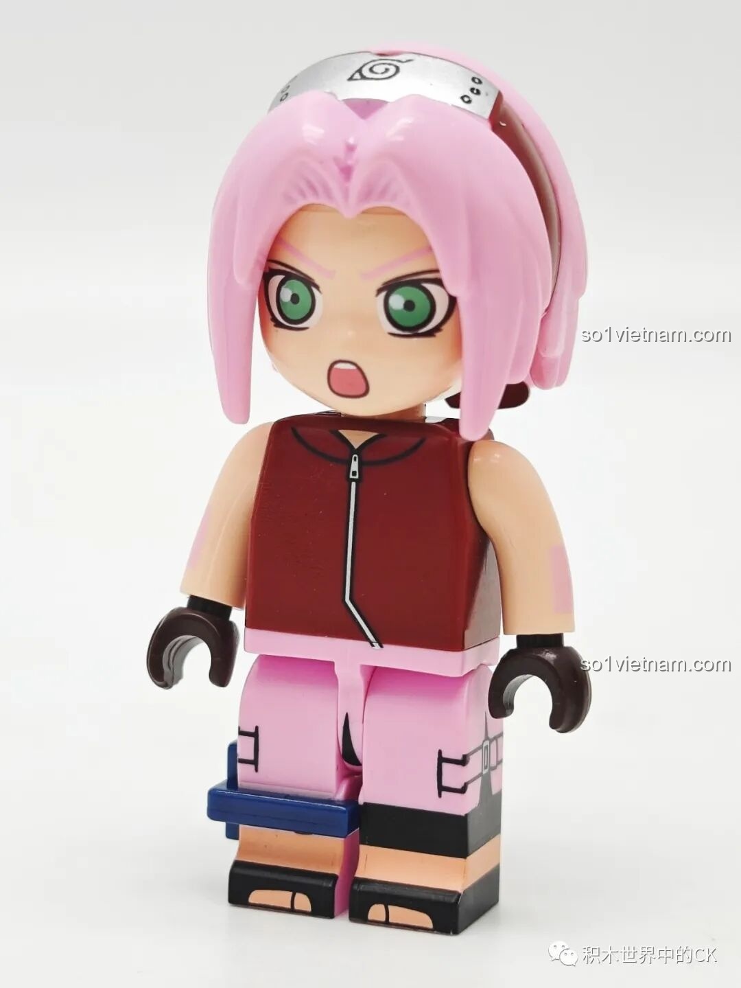 Minifigure Haruno Sakura hoàn chỉnh nhìn từ phía trước, với mái tóc hồng và trang phục chiến đấu, thuộc bộ Qman 79001.