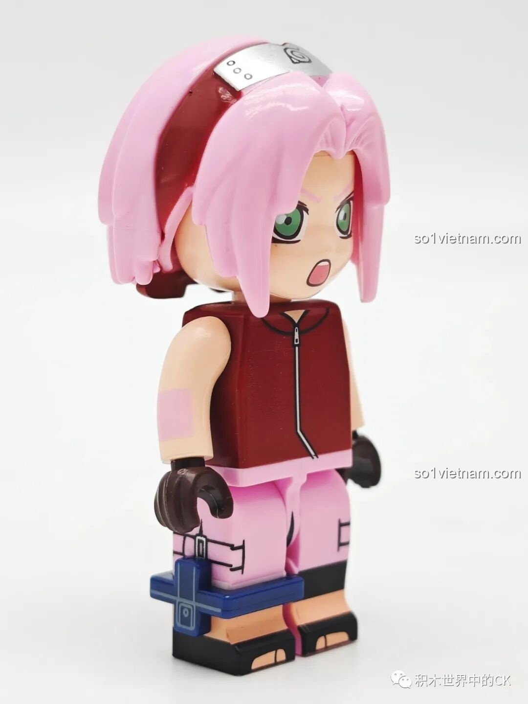 Góc nhìn nghiêng của minifigure Haruno Sakura, thể hiện mái tóc hồng và găng tay đen, sản phẩm của Qman 79001.