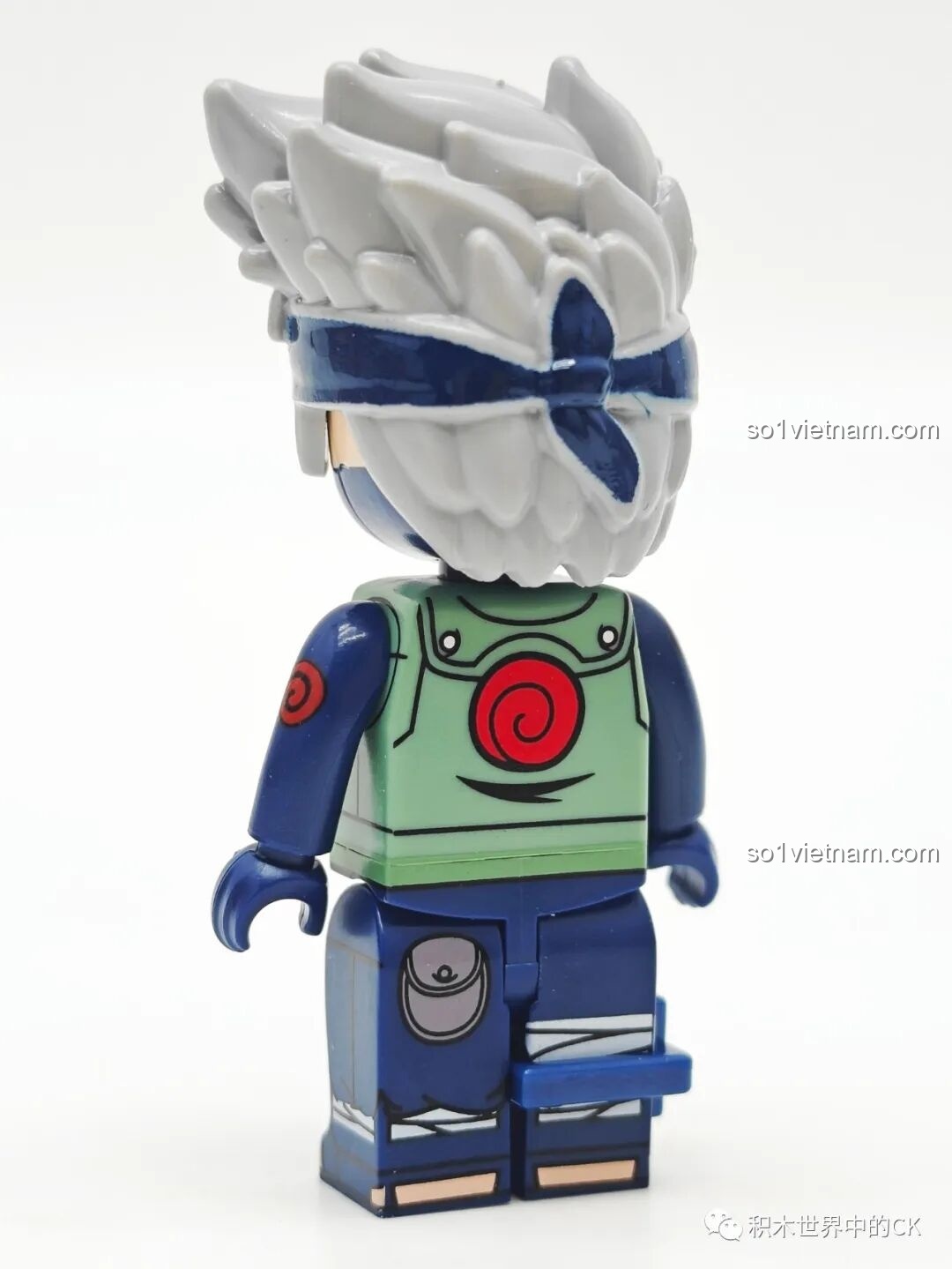 Mặt sau của minifigure Hatake Kakashi, có biểu tượng xoáy nước trên lưng áo và băng đô buộc phía sau, từ bộ Qman 79001.