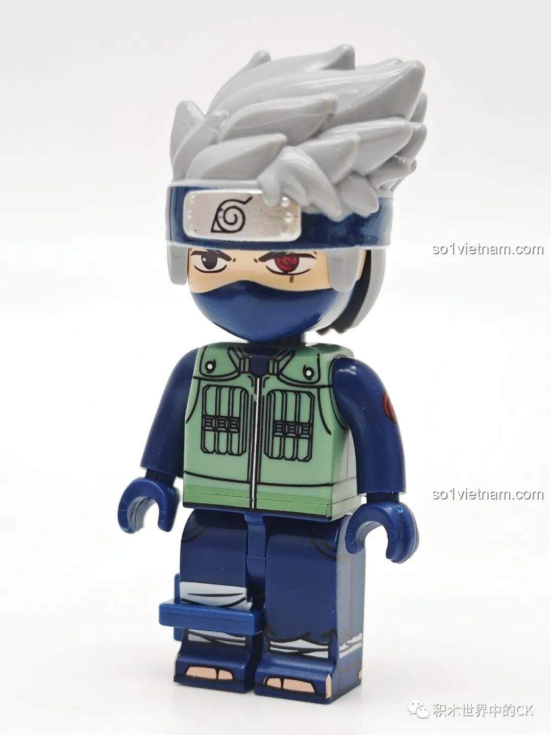Minifigure Hatake Kakashi hoàn chỉnh nhìn từ phía trước, với mắt Sharingan và trang phục Jounin, thuộc bộ Qman 79001.