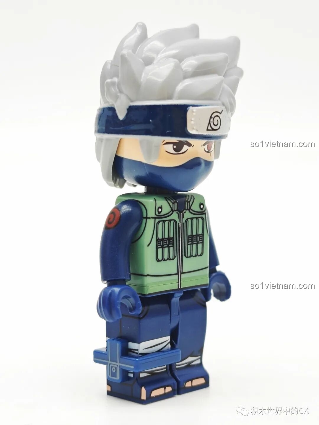Góc nhìn nghiêng của minifigure Hatake Kakashi, thể hiện chi tiết túi đồ nghề bên hông, set đồ chơi Nhân vật Hatake Kakashi cho trẻ em 6 tuổi.