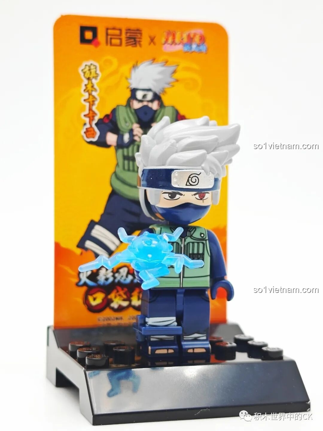 Minifigure Hatake Kakashi đang thi triển Chidori, đứng trên đế trưng bày, một combo đồ chơi Nhân vật Hatake Kakashi cho bé trai trên 6 tuổi.