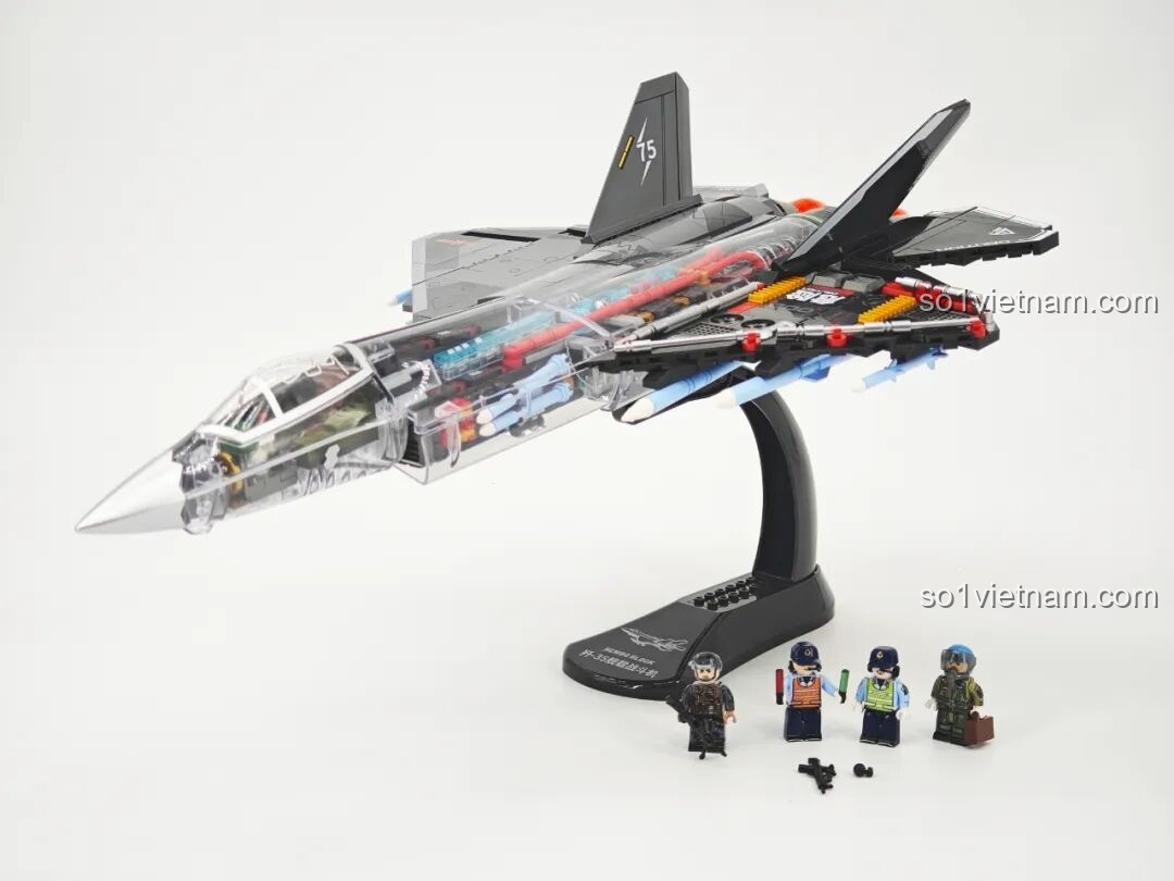 Cận cảnh bốn minifigure phi công và nhân viên mặt đất của bộ đồ chơi xây dựng Máy bay chiến đấu J-35 SEMBO 202274.