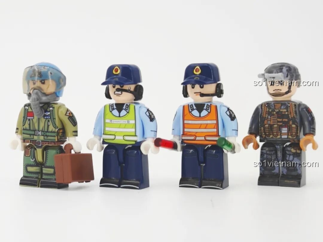 Mặt sau của bốn minifigure phi công và nhân viên mặt đất đi kèm bộ đồ chơi xây dựng Máy bay chiến đấu J-35 SEMBO 202274.
