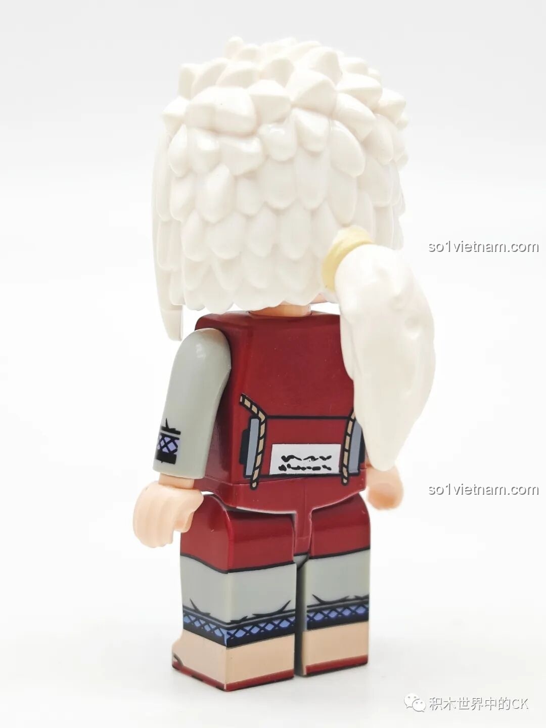 Mặt sau của minifigure Jiraiya Qman 79001, cho thấy chi tiết cuộn giấy lớn đeo sau lưng và mái tóc trắng đặc trưng.
