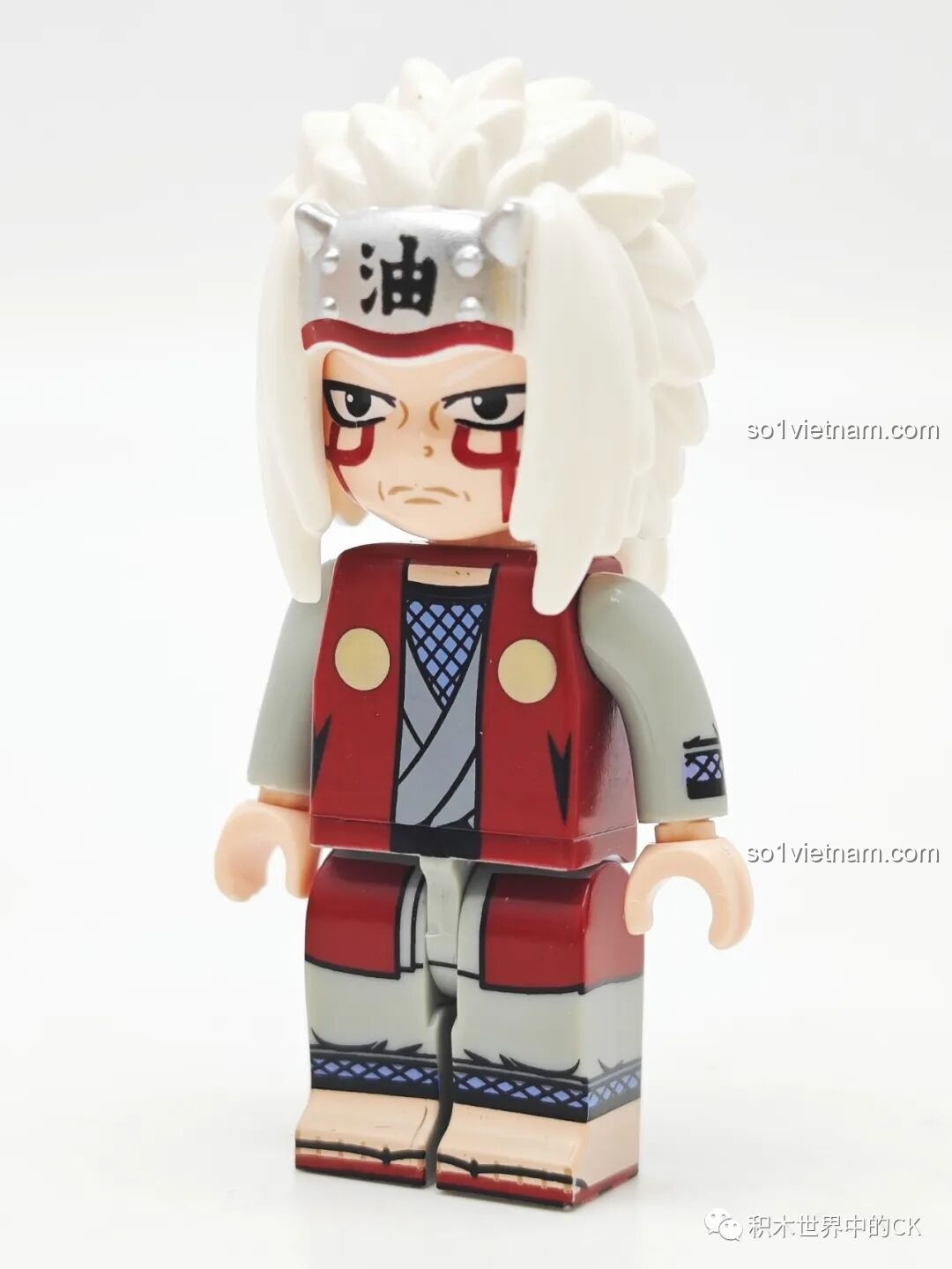 Minifigure Jiraiya hoàn chỉnh nhìn từ phía trước, chi tiết in sắc nét trên trang phục và khuôn mặt, thuộc bộ Qman 79001.