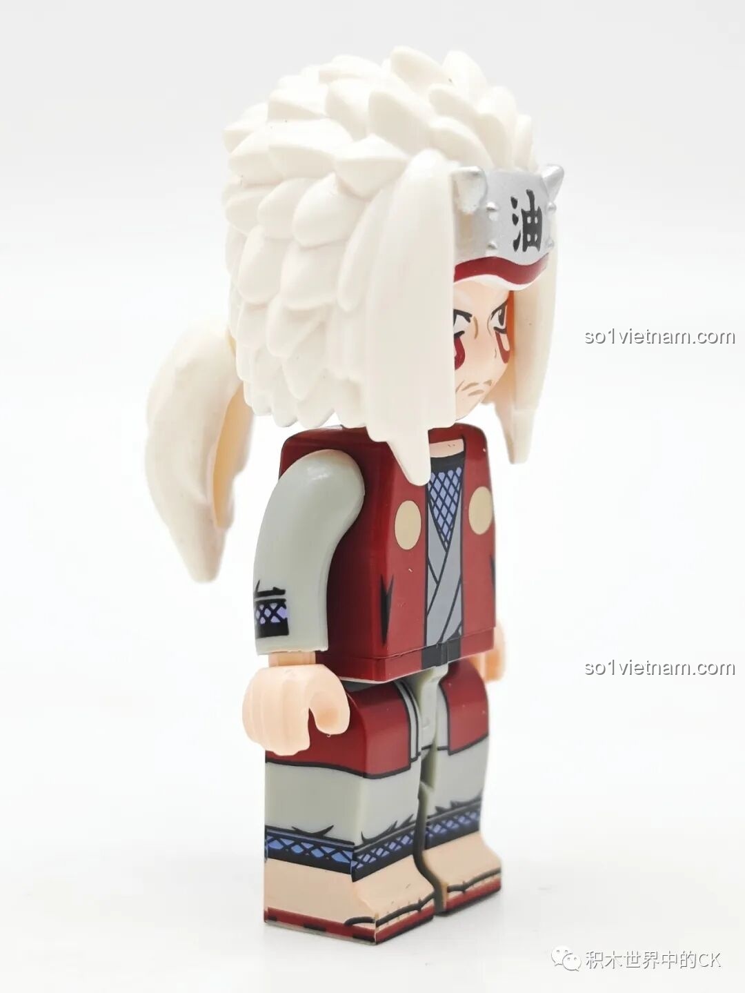 Góc nhìn nghiêng của minifigure Jiraiya, thể hiện độ dày của mái tóc và các chi tiết bên hông, sản phẩm của Qman 79001.