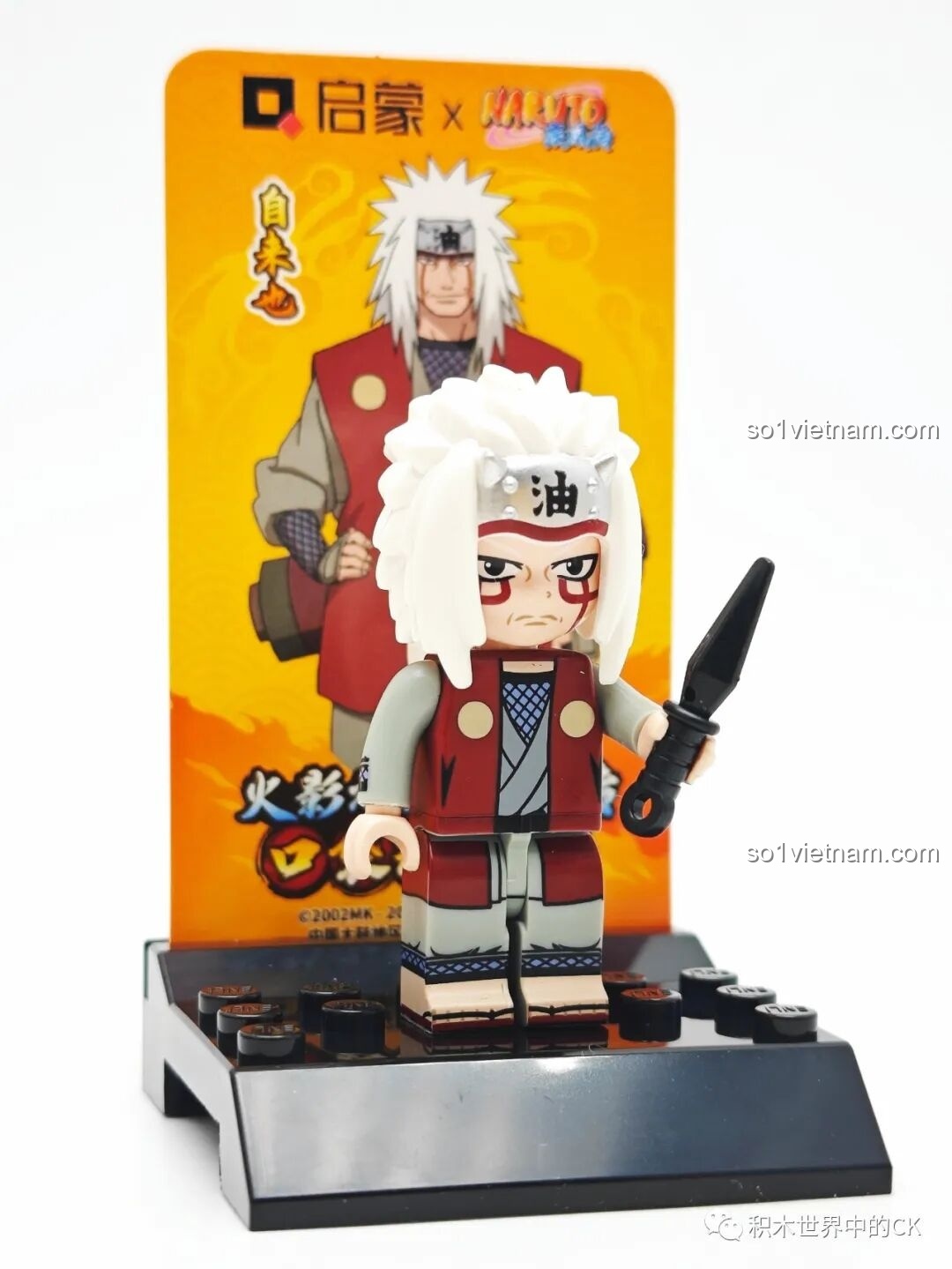 Minifigure Jiraiya cầm kunai đứng trên đế trưng bày cùng thẻ bài, một phần của bộ sưu tập nhân vật Naruto Qman đáng tiền.