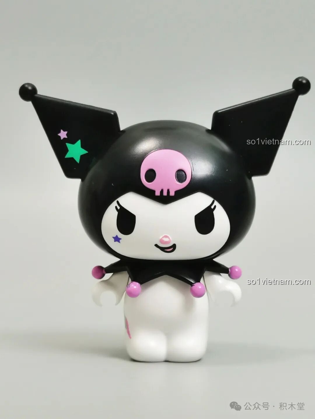 Minifigure Kuromi với mũ trùm đầu tai nhọn từ Bộ Lắp Ghép Sanrio Characters TC1724.