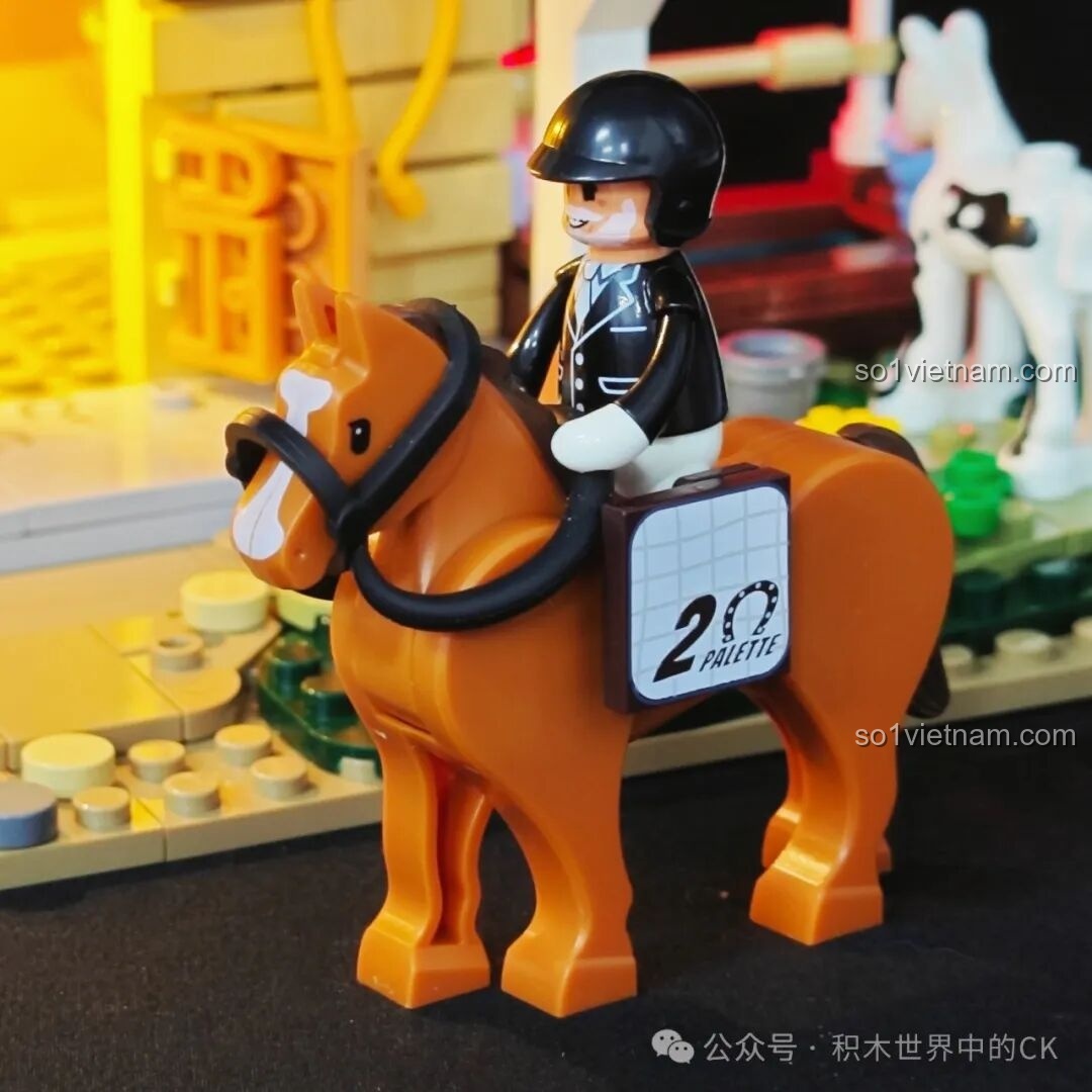 Minifigure kỵ sĩ đang cưỡi trên lưng chú ngựa nâu trong bộ mô hình Chuồng Ngựa FunWhole F9080.