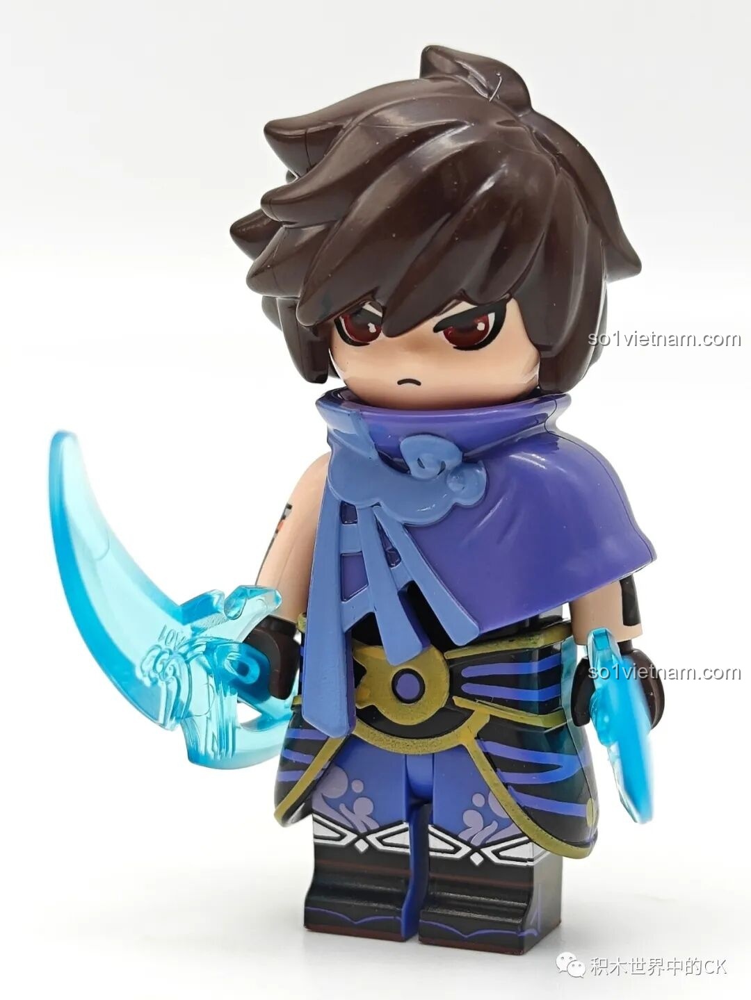 Minifigure Lan trong bộ Qman 78002 với cặp đao xanh trong suốt, một trong các tướng game Vương Giả Vinh Diệu được yêu thích.