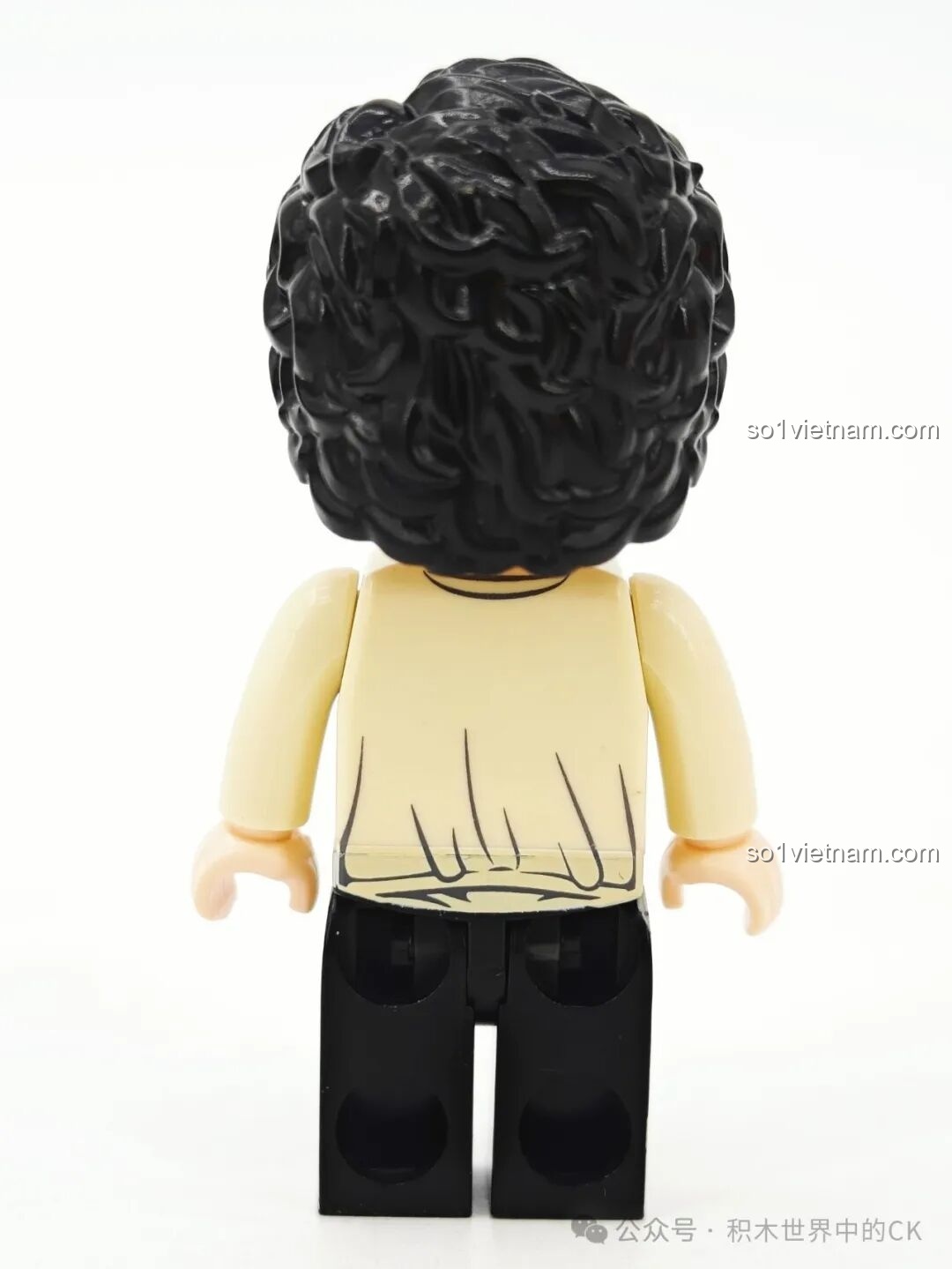 Cận cảnh mặt sau minifigure Lee Il-hwa, cho thấy chi tiết tạo hình mái tóc xoăn bồng bềnh và họa tiết trên áo.