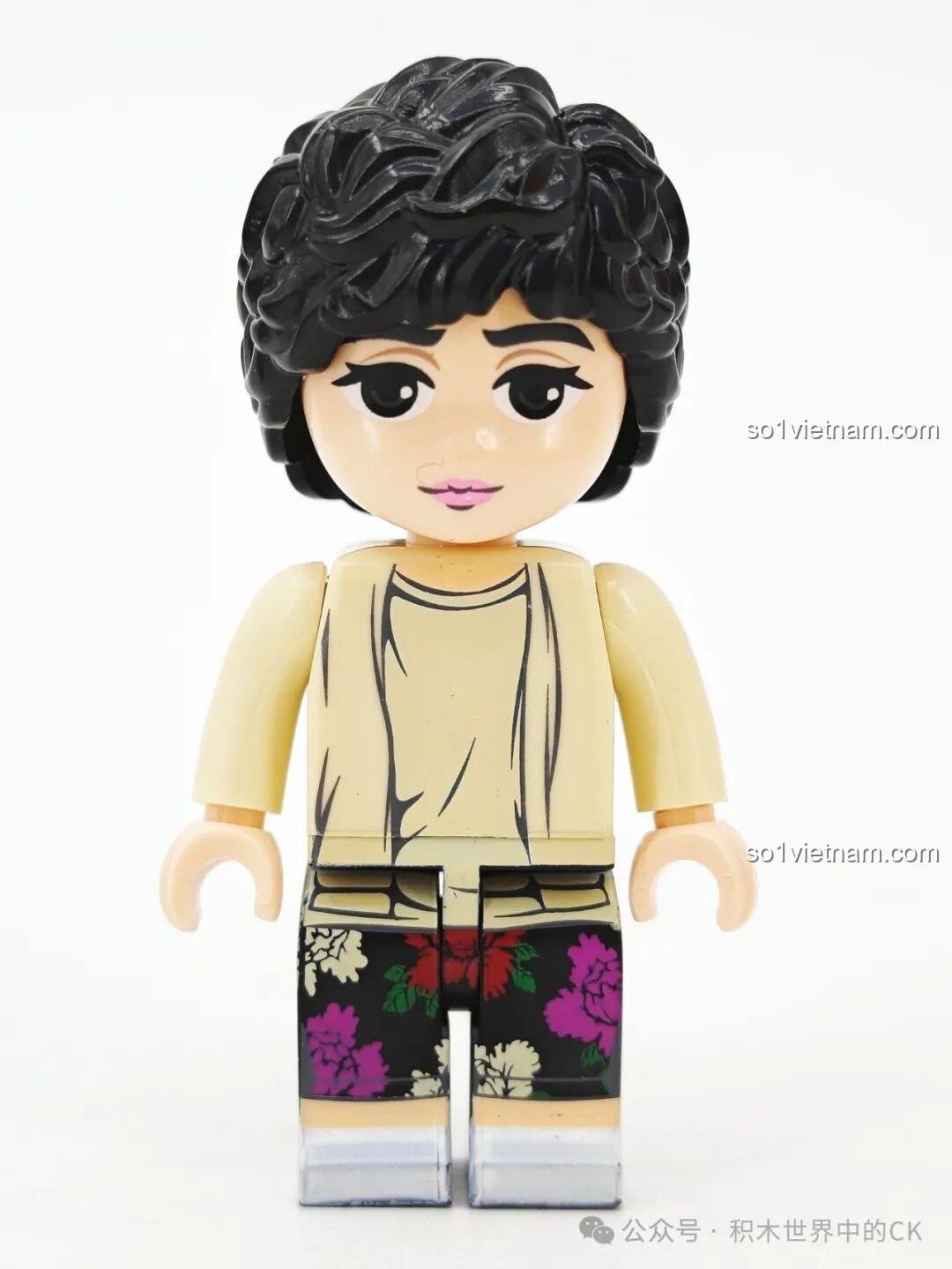 Cận cảnh mặt trước minifigure Lee Il-hwa với mái tóc xoăn đặc trưng và bộ quần áo hoa, thể hiện sự ấm áp của người mẹ.