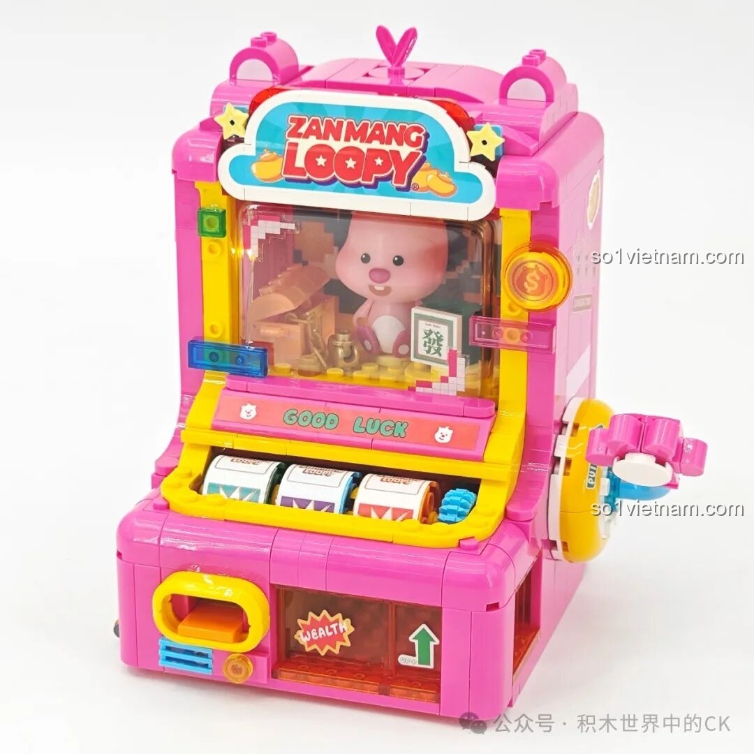 Cận cảnh minifigure Loopy trong bộ TC2330 với tư thế ngồi, biểu cảm háo hức, phù hợp với chủ đề máy chơi game.