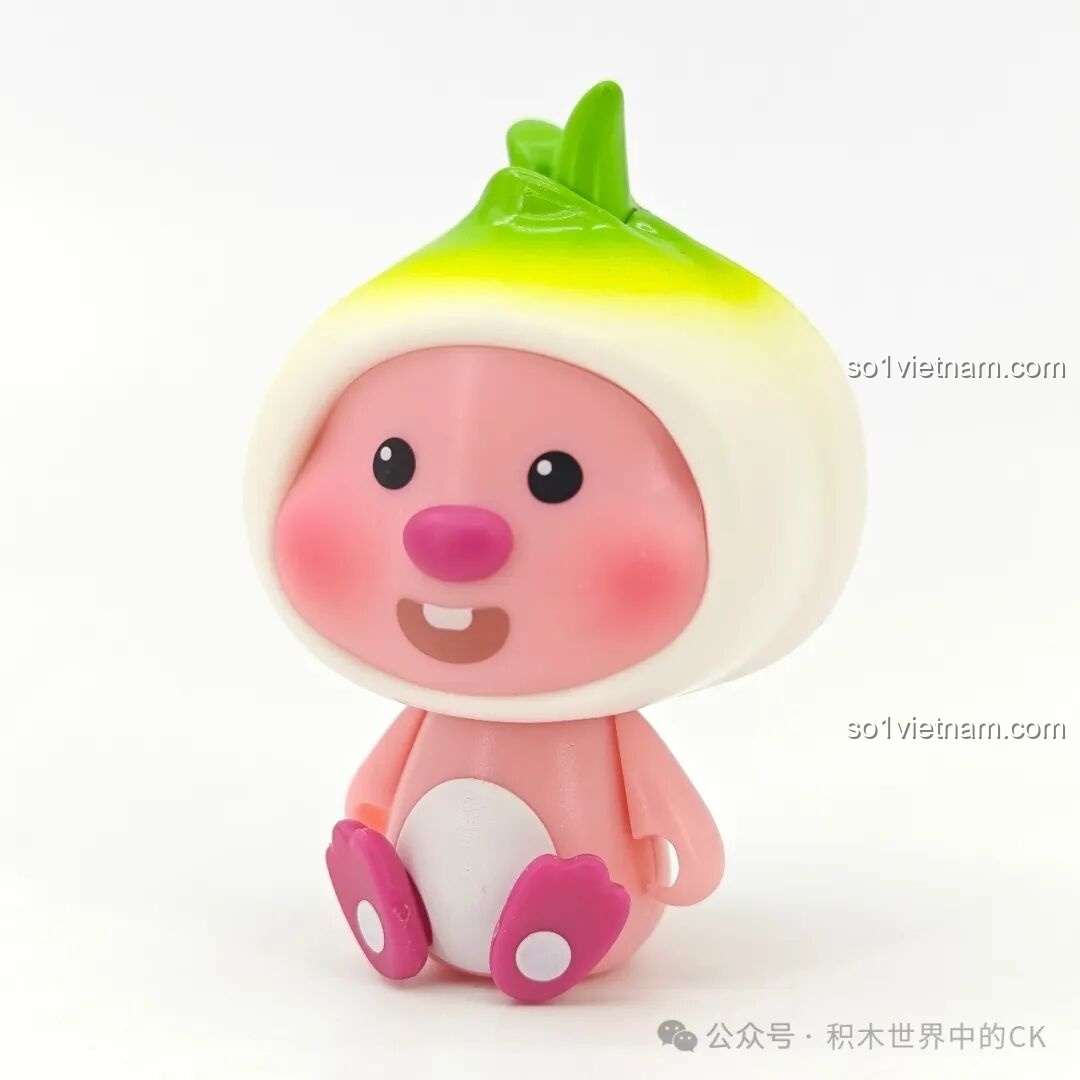 Cận cảnh minifigure Loopy trong bộ TC2328 đang ngồi và đội một chiếc mũ hình củ tỏi màu trắng xanh rất ngộ nghĩnh.