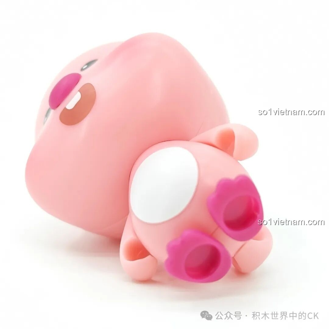 Minifigure Loopy của bộ TC2329 đang nằm nghiêng, khoe đôi chân nhỏ xinh và bụng trắng.