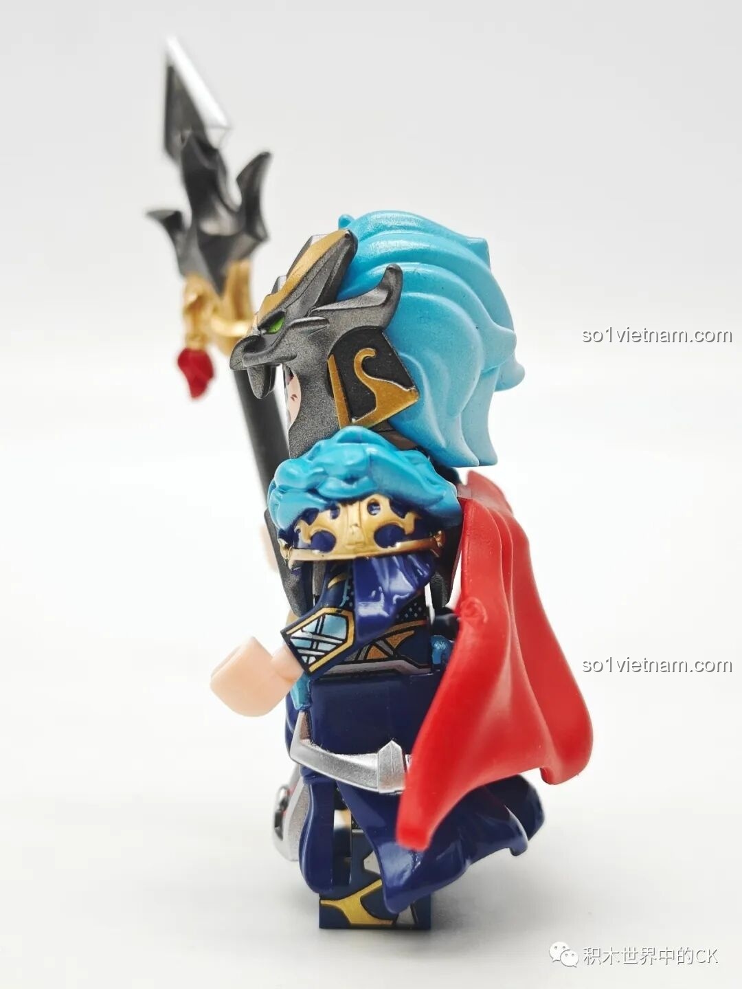 Góc nhìn nghiêng của minifigure Mã Siêu, khoe trọn bộ giáp và mái tóc xanh độc đáo.