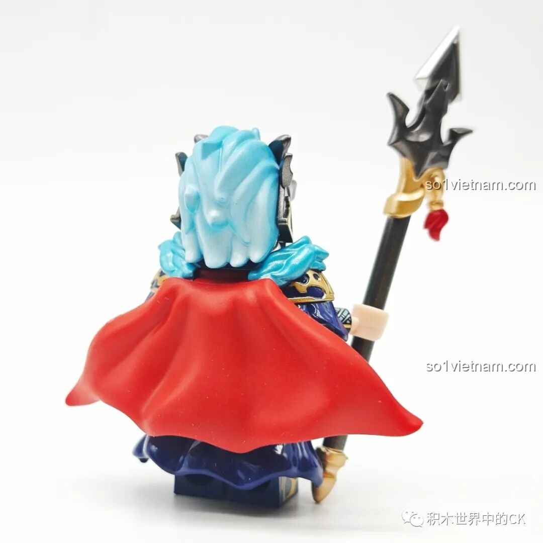 Mặt sau của minifigure Mã Siêu hoàn chỉnh, áo choàng đỏ tung bay đầy khí thế.