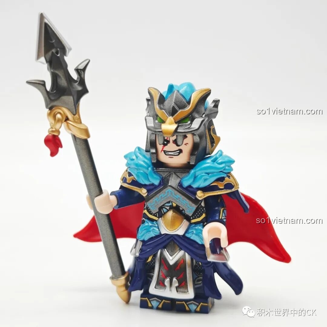Hình ảnh minifigure Mã Siêu sau khi đã mặc đầy đủ giáp trụ và cầm thương.
