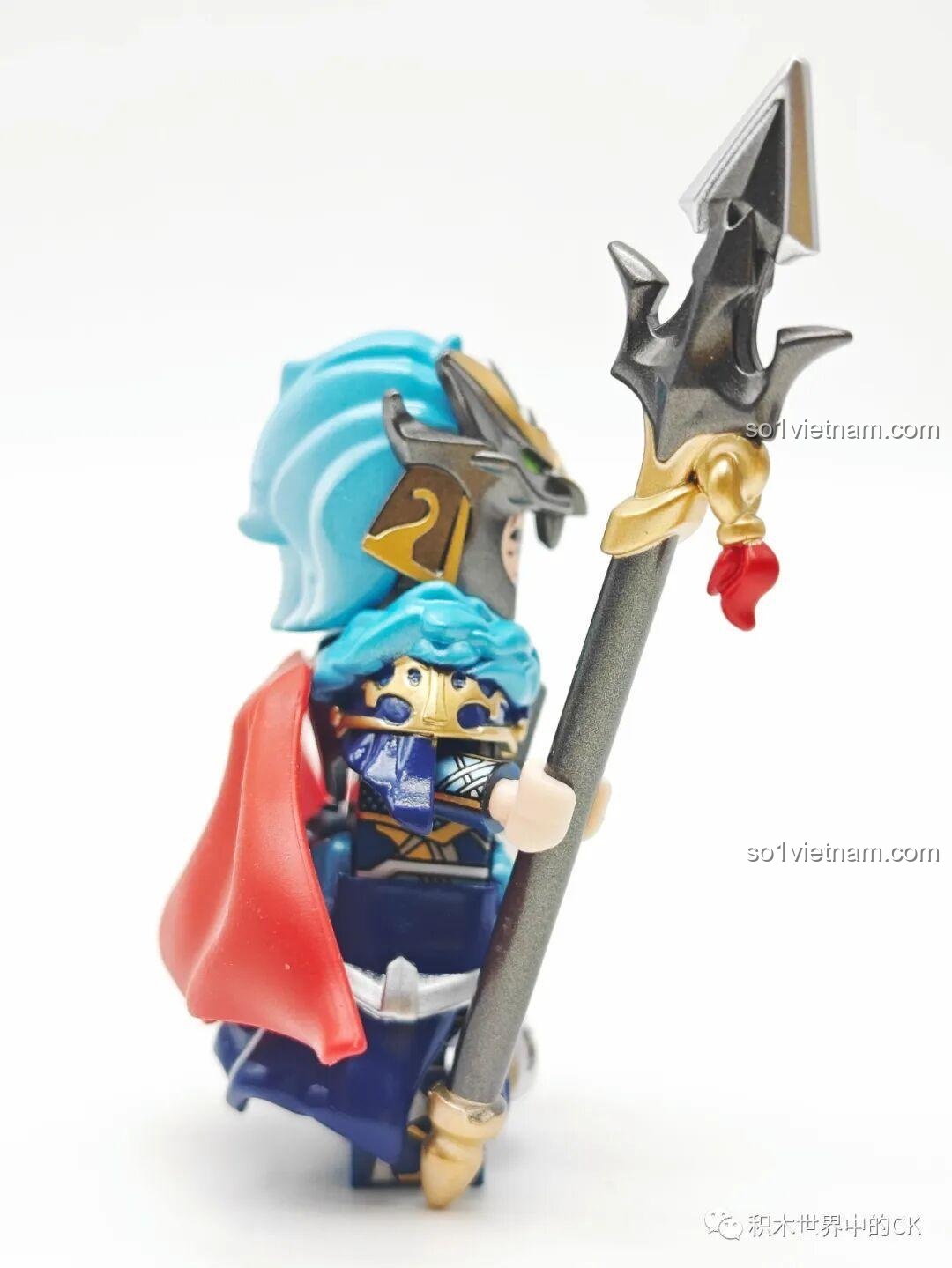 Góc nhìn chéo từ bên hông của minifigure Mã Siêu, làm nổi bật cây thương và các chi tiết mạ vàng.