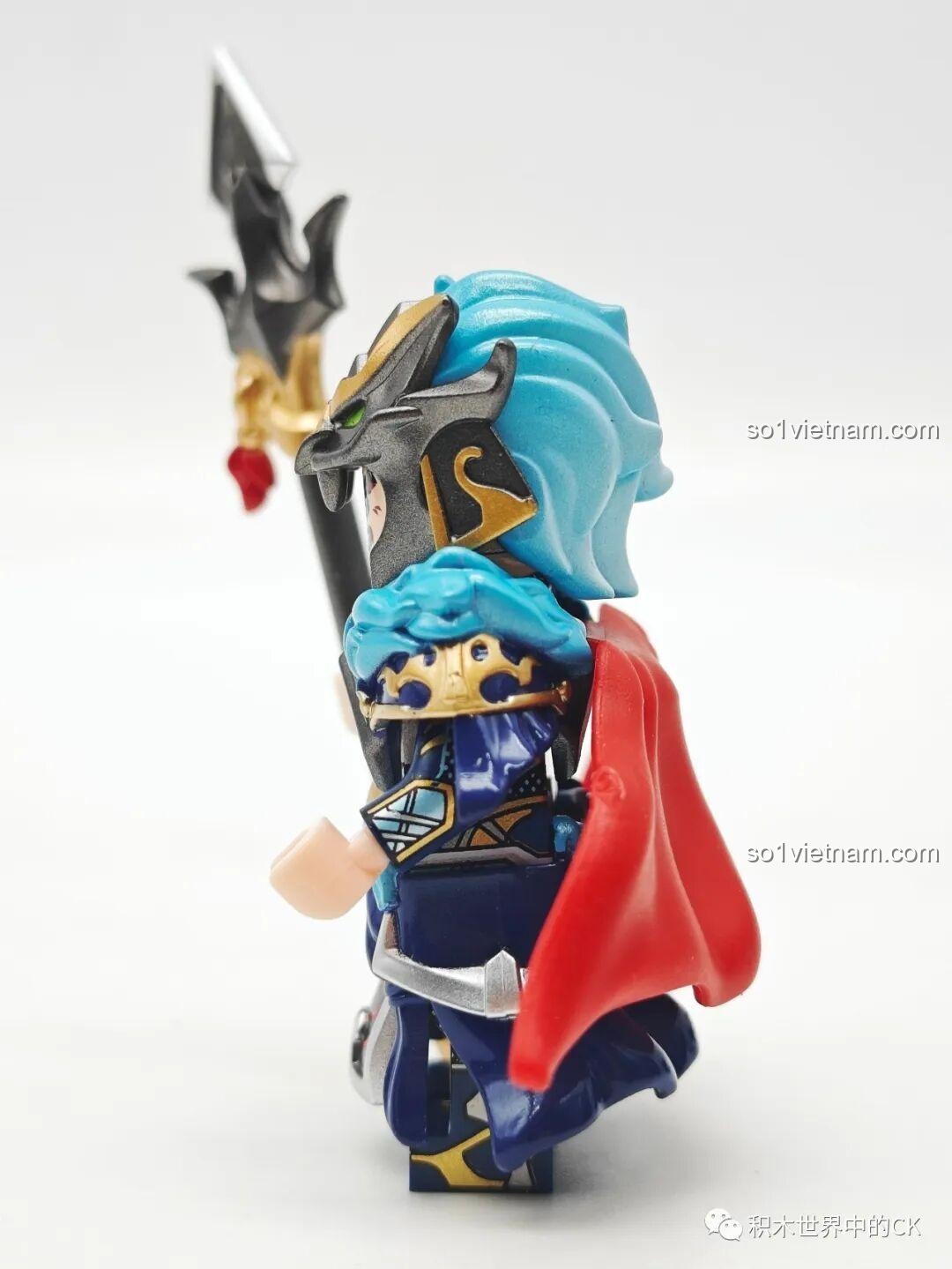 Góc nhìn nghiêng của minifigure Mã Siêu, khoe được các lớp giáp và chi tiết trên mũ trụ, áo choàng.