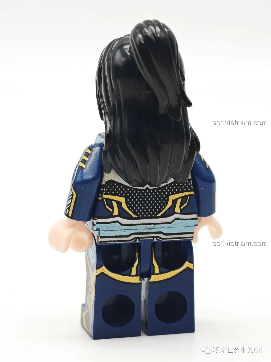 Góc nhìn từ phía sau của minifigure Mã Siêu với mái tóc đuôi ngựa đặc trưng.