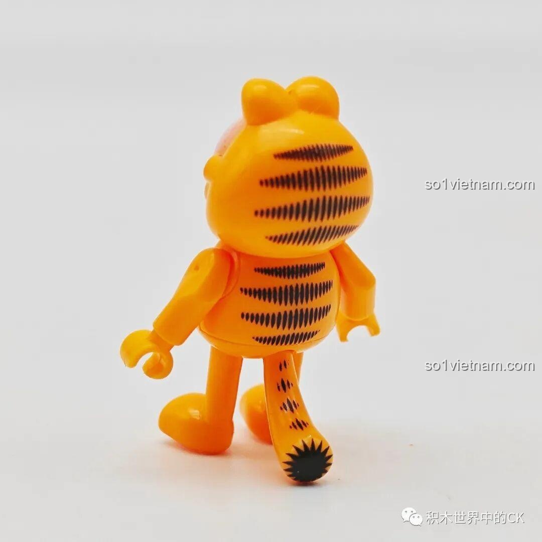 Minifigure mèo Garfield nhìn từ phía sau, với các vằn đen đặc trưng trên lưng, chi tiết trong bộ Balody 20141.