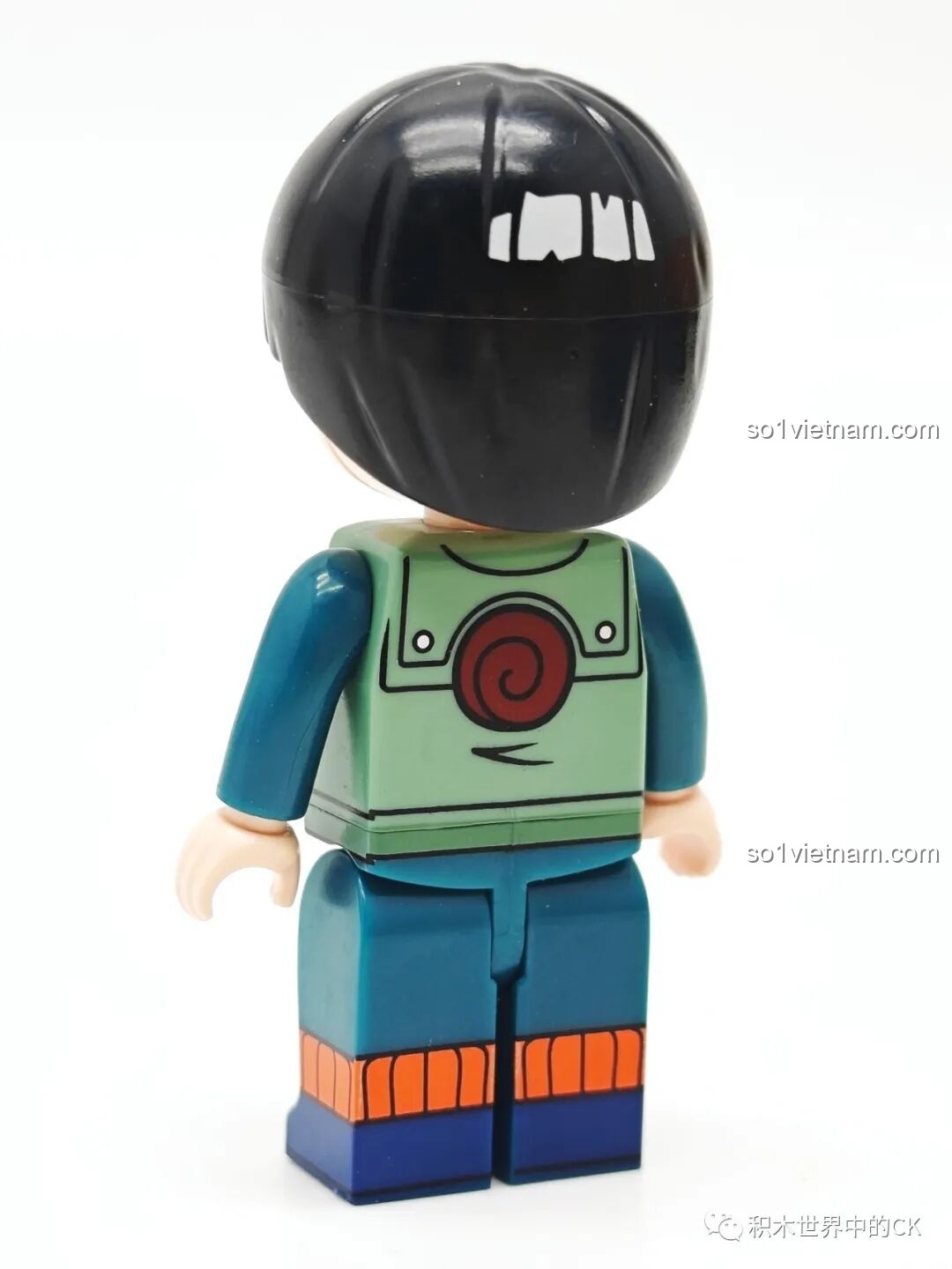 Mặt sau của minifigure Might Guy, có biểu tượng xoáy nước trên lưng áo Jounin, từ bộ Qman 79001.