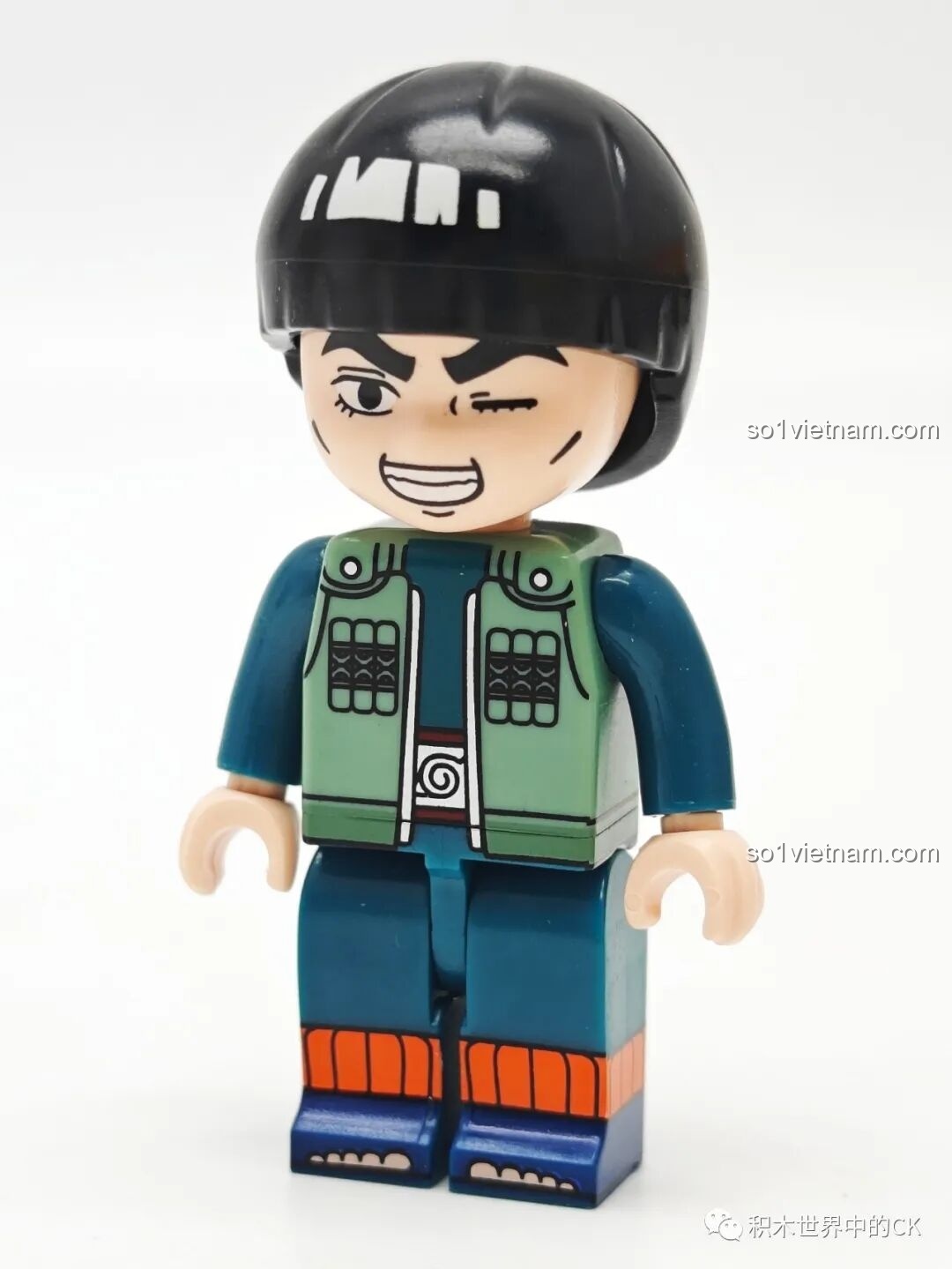 Minifigure Might Guy hoàn chỉnh nhìn từ phía trước, với mái tóc bát úp và nụ cười tỏa nắng, thuộc bộ Qman 79001.