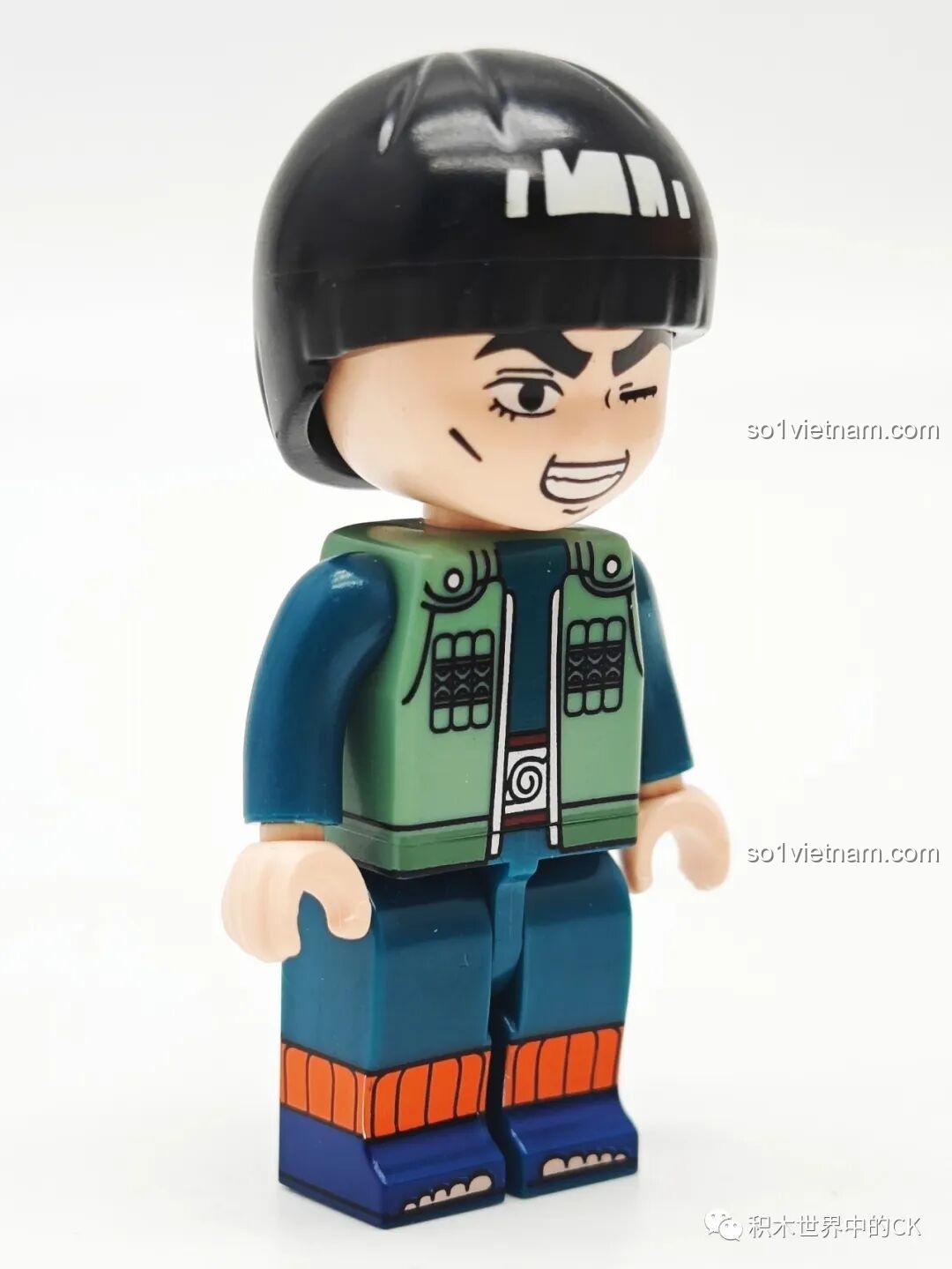 Góc nhìn nghiêng của minifigure Might Guy, thể hiện mái tóc và trang phục xanh lá, Nhân vật Might Guy Qman siêu tiết kiệm.
