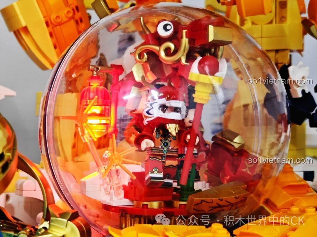 Minifigure bé trai múa lân bên trong quả cầu ngọc, một chi tiết thú vị của bộ Keeppley K19908.