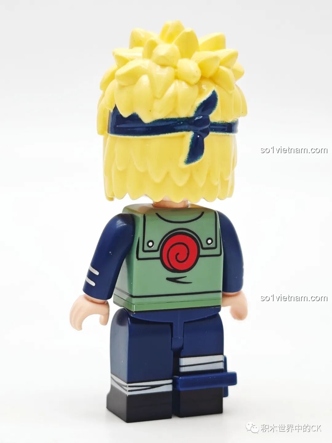 Mặt sau của minifigure Namikaze Minato, có biểu tượng xoáy nước của làng Lá trên lưng áo, chi tiết từ bộ Qman 79001.