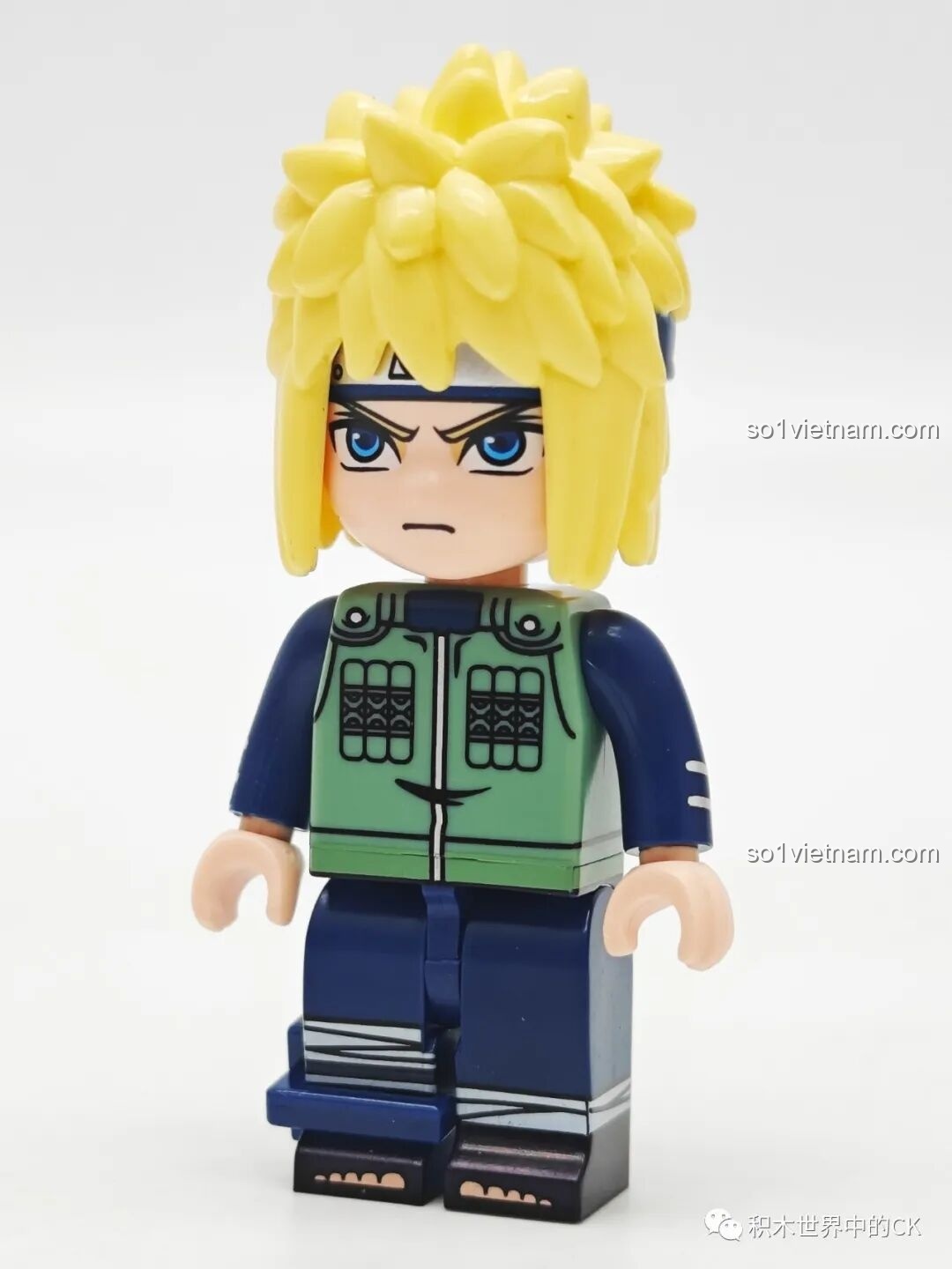 Minifigure Namikaze Minato hoàn chỉnh nhìn từ phía trước, nổi bật với áo Jounin và mái tóc vàng, thuộc bộ Qman 79001.