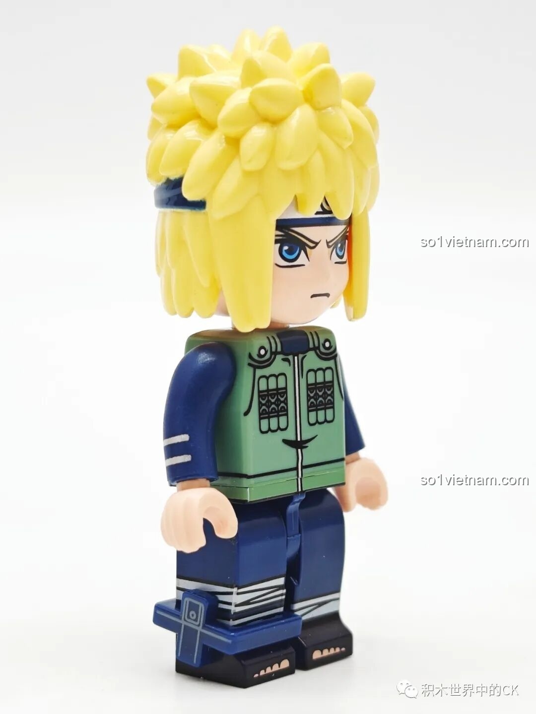Góc nhìn nghiêng của minifigure Namikaze Minato, cho thấy chi tiết bao đựng kunai ở chân, sản phẩm Qman 79001.