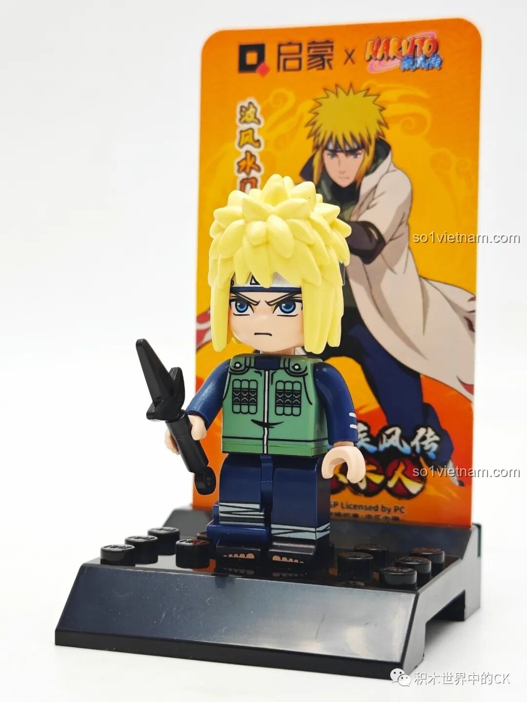 Minifigure Namikaze Minato cầm kunai Phi Lôi Thần Thuật đứng trên đế, một bộ sưu tập minifigure Nhân vật Namikaze Minato cho bé 6+.