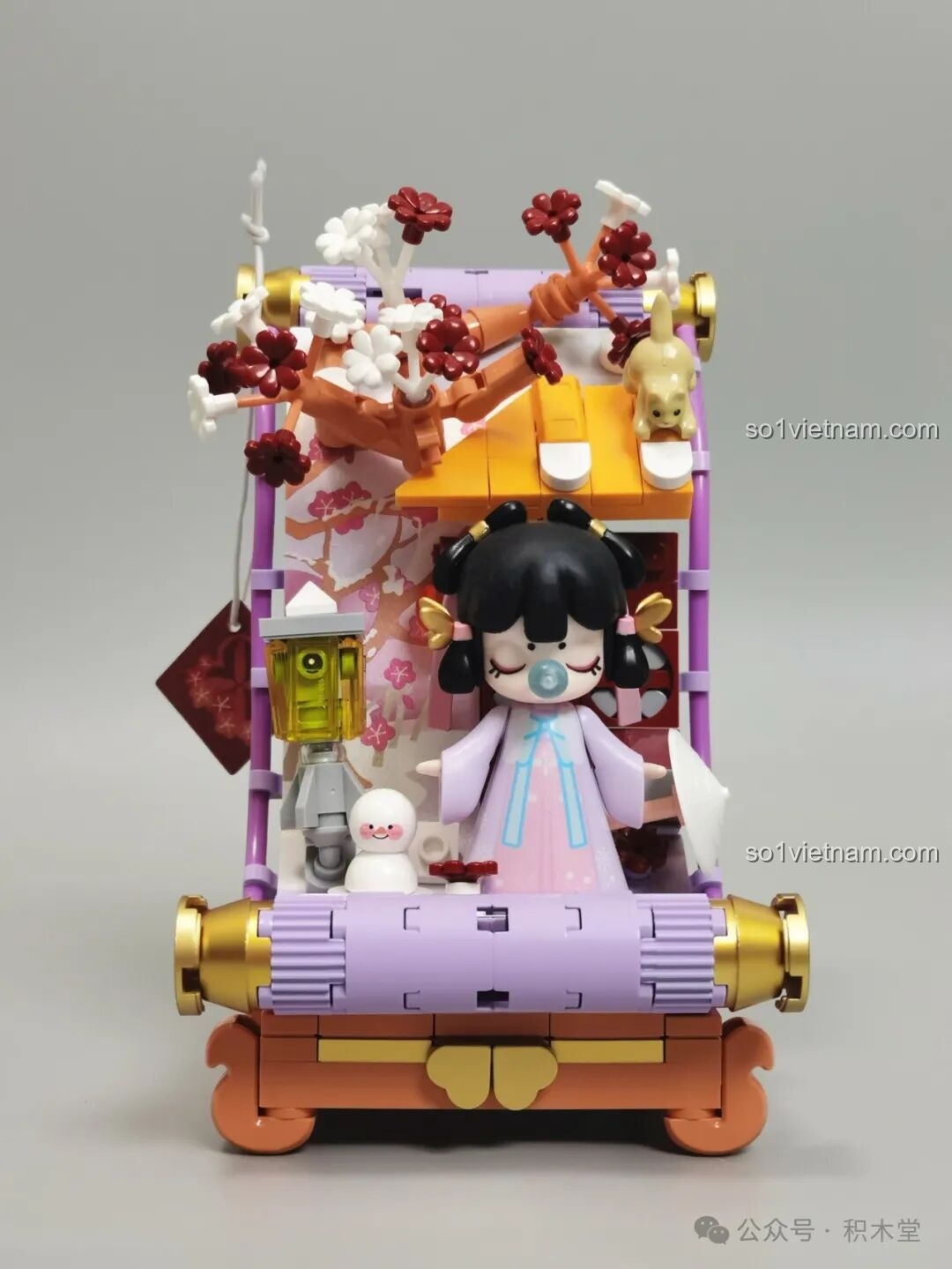 Mặt sau của minifigure Nanci mùa Đông, khoe kiểu tóc và dải lụa hồng.