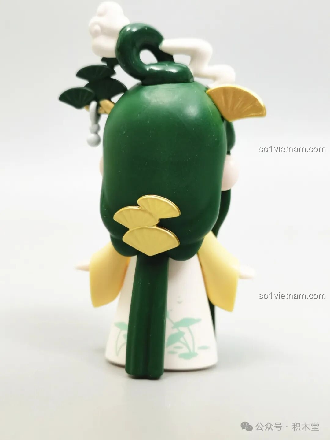 Mặt sau của minifigure Nanci Mùa Hạ, cho thấy chi tiết phụ kiện tóc hình quạt mạ vàng.