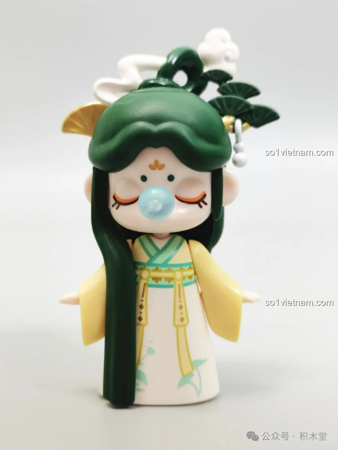 Cận cảnh minifigure cô bé Nanci Mùa Hạ với mái tóc xanh rêu và trang phục mát mẻ.