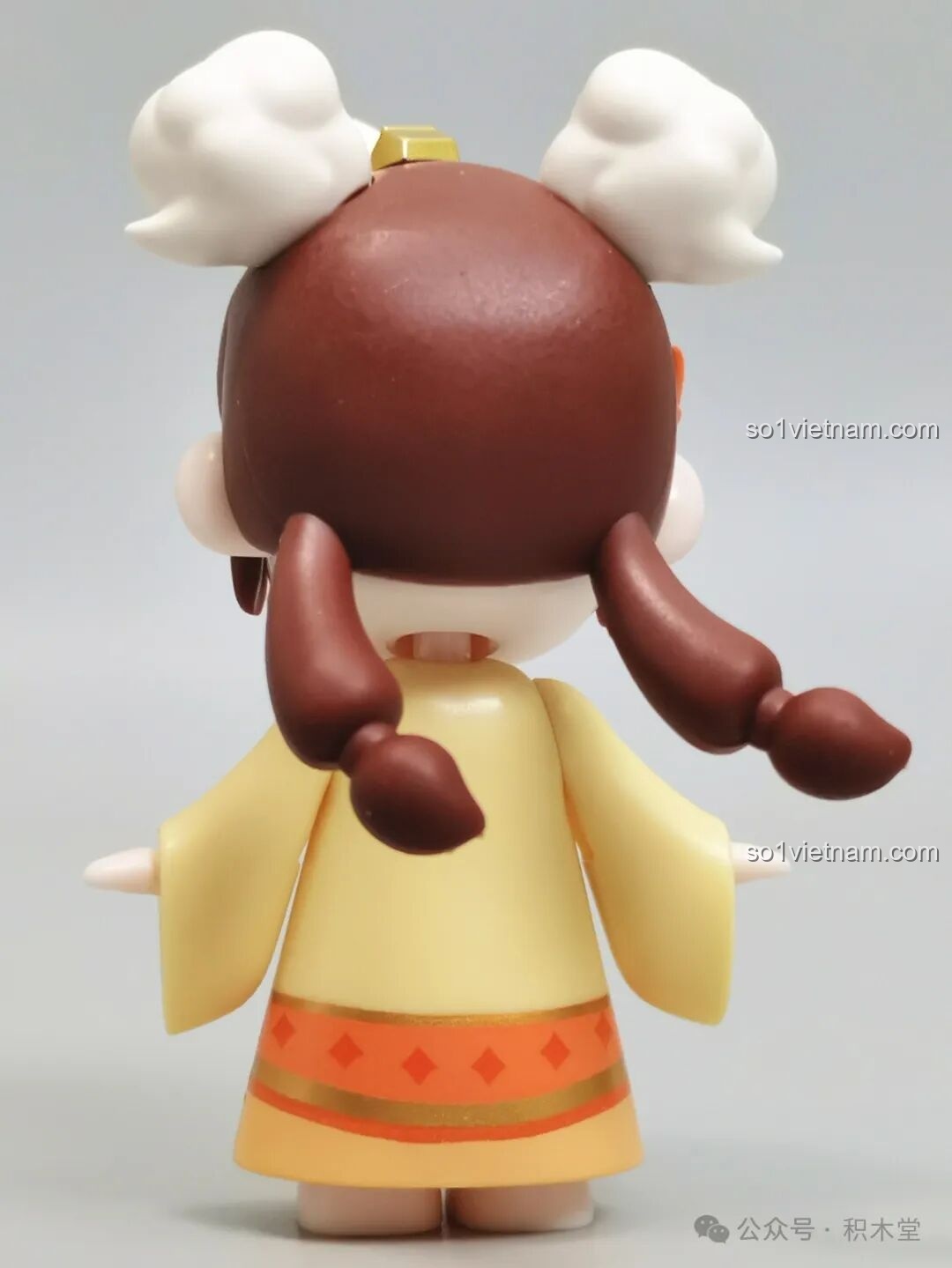 Mặt sau của minifigure Nanci Mùa Thu, cho thấy chi tiết bím tóc và trang phục.