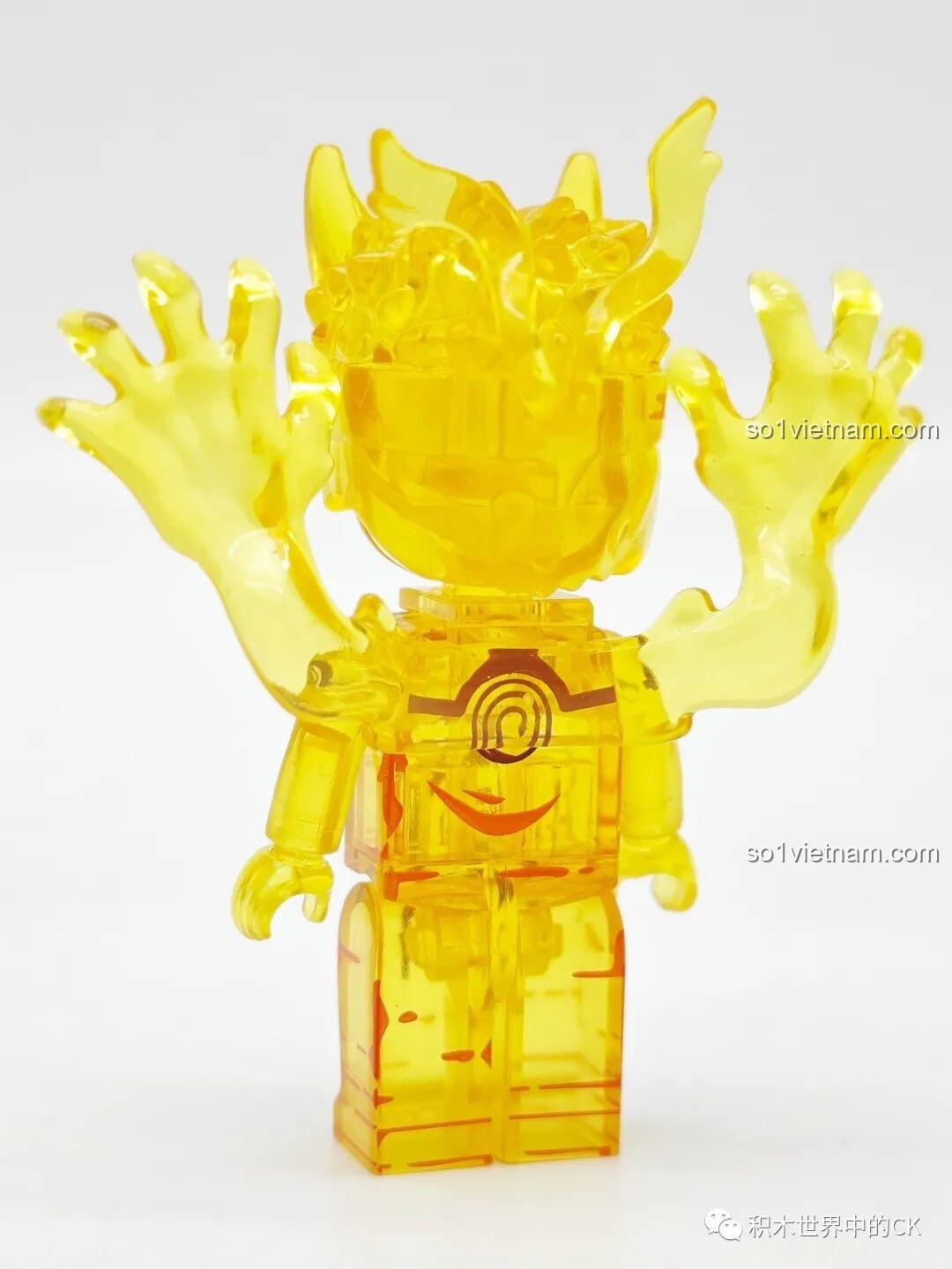 Mặt sau của minifigure Naruto Cửu Vĩ, thể hiện rõ các chi tiết in và hiệu ứng chakra, từ bộ Qman 79001.